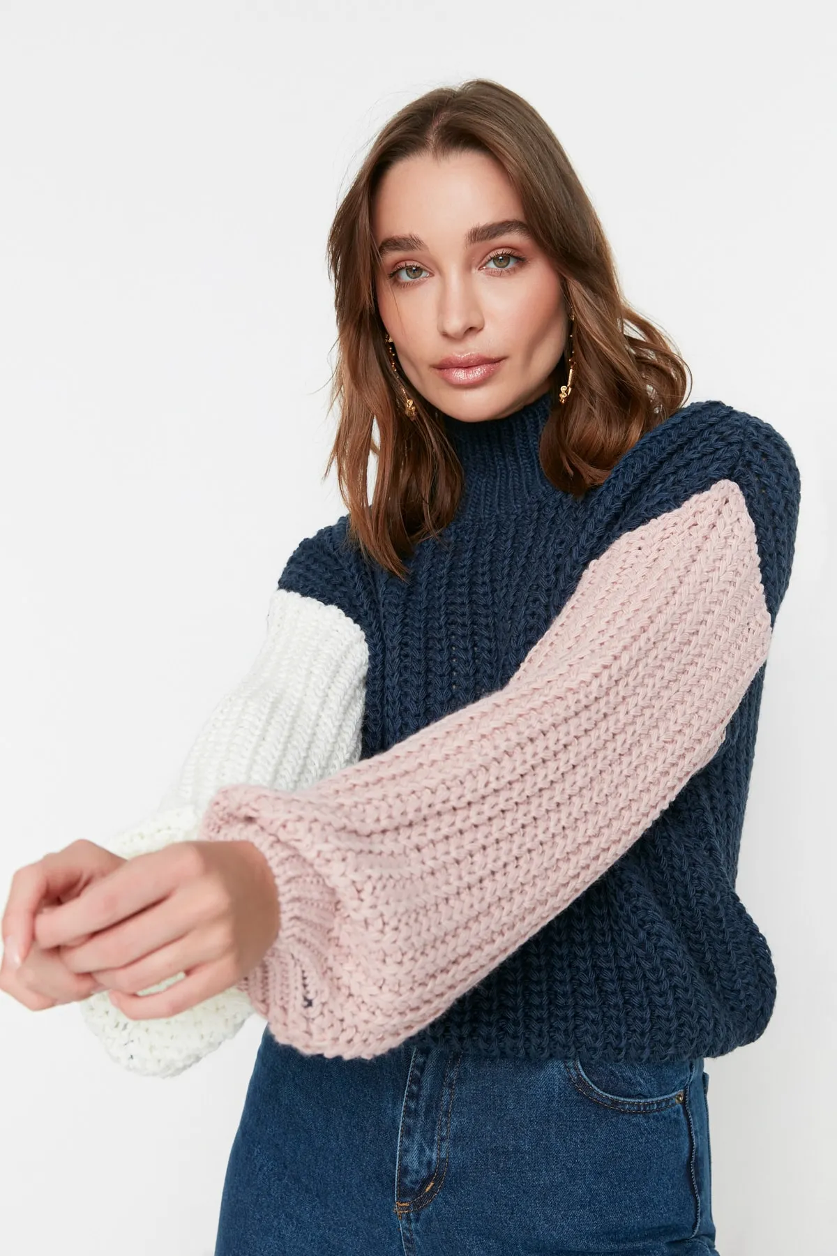 Trendyol Collection  Petrol – Weich strukturierter Strickpullover mit Farbblockdesign und weiter Passform TWOAW21KZ0271
