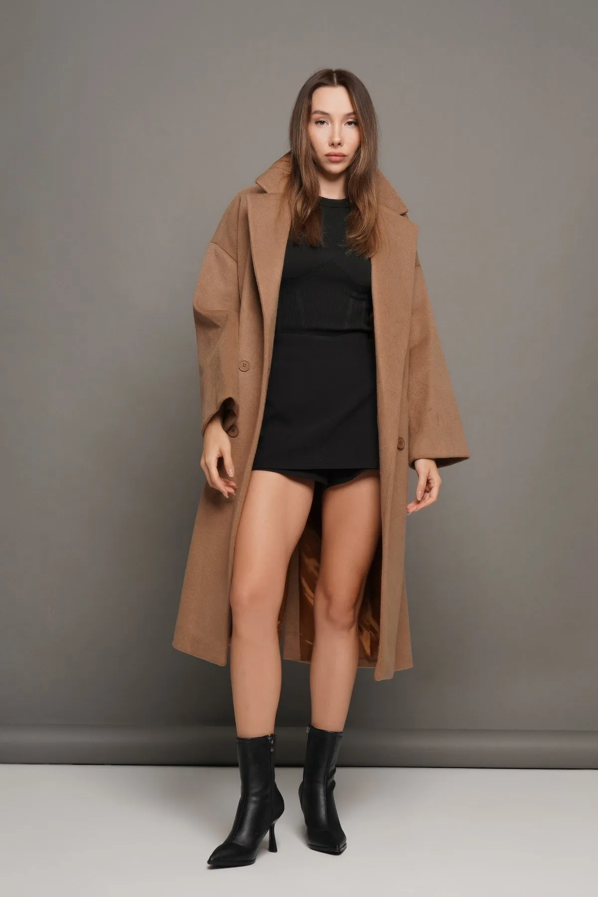 Marjin  Damenstiefel mit Absatz, spitze Zehenpartie, Kelchabsatz, tägliche klassische Stiefel, Löcher, Schwarz