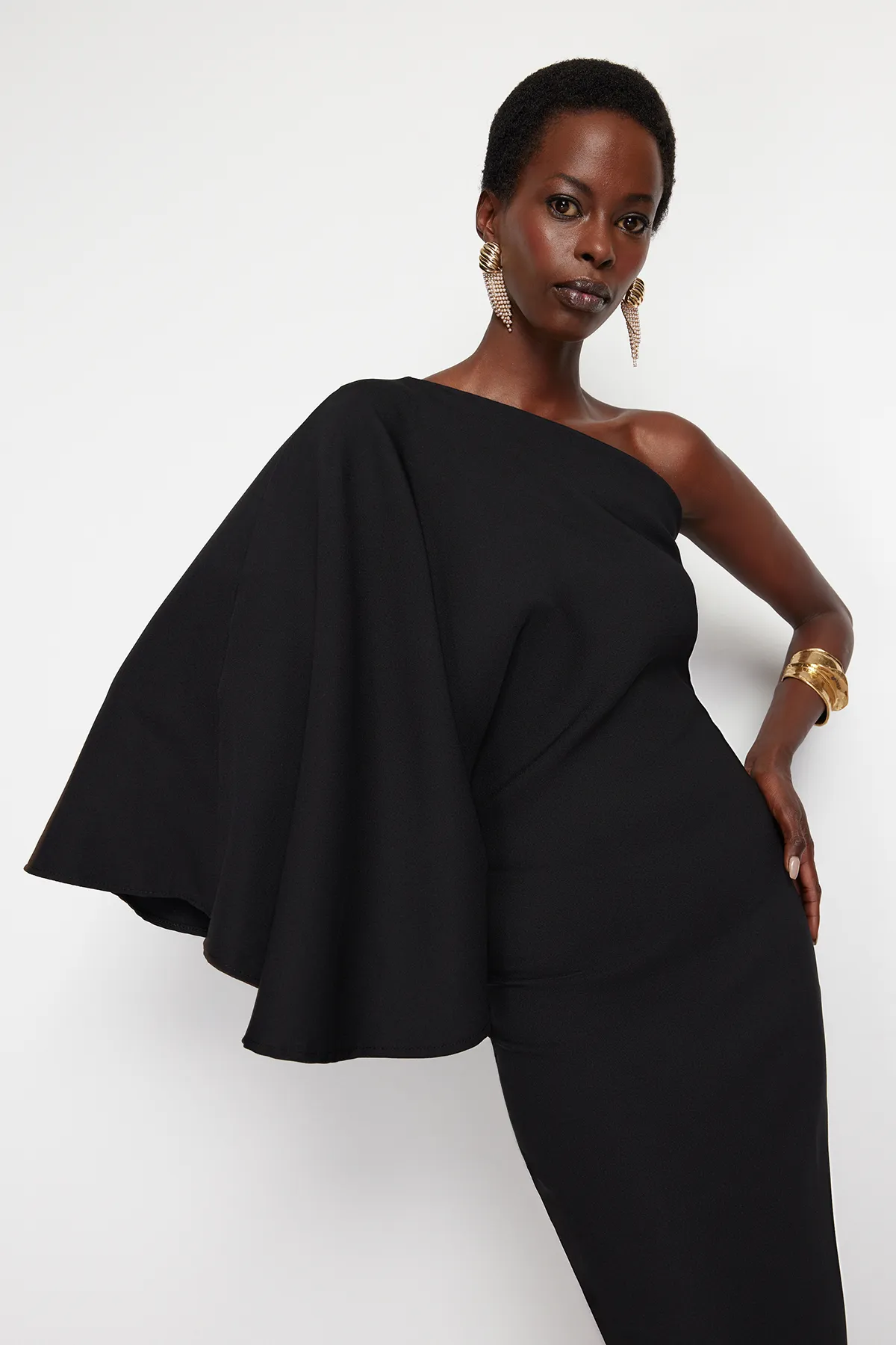 Trendyol Collection  Schwarzes einärmliges Kleid mit asymmetrischem Kragen TPRSS24EL00056