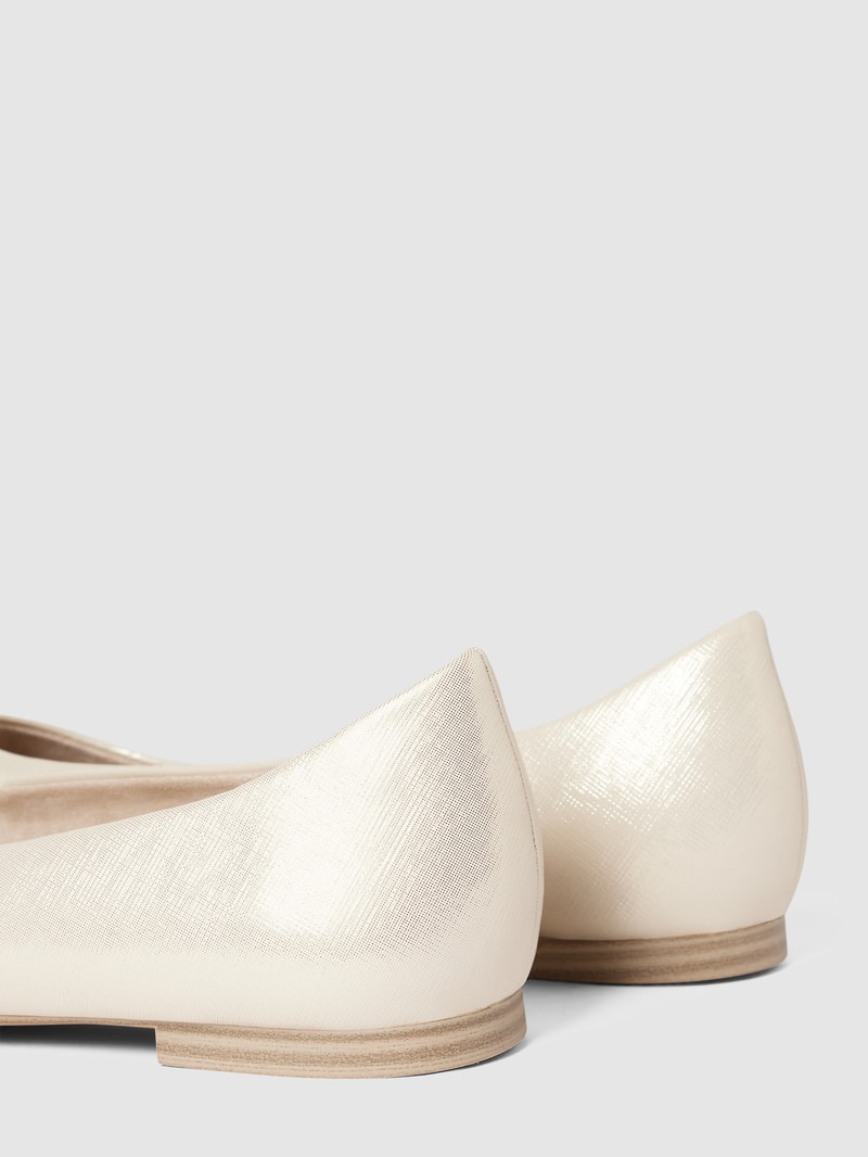 Ballerinas in Glanz-Optik in gold