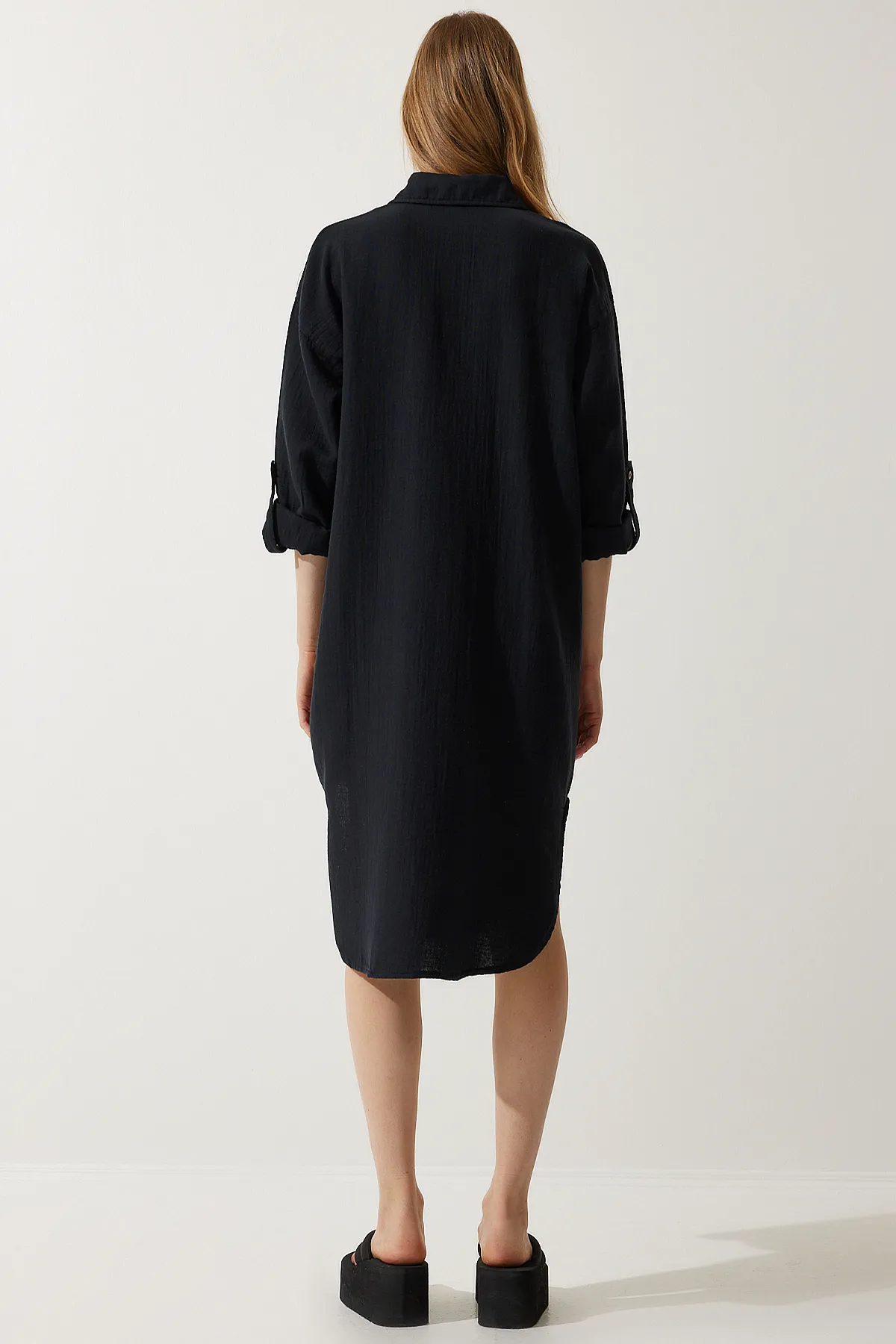 Happiness İstanbul  Schwarzes Oversize-Hemdkleid aus Musselin für Damen SA00021