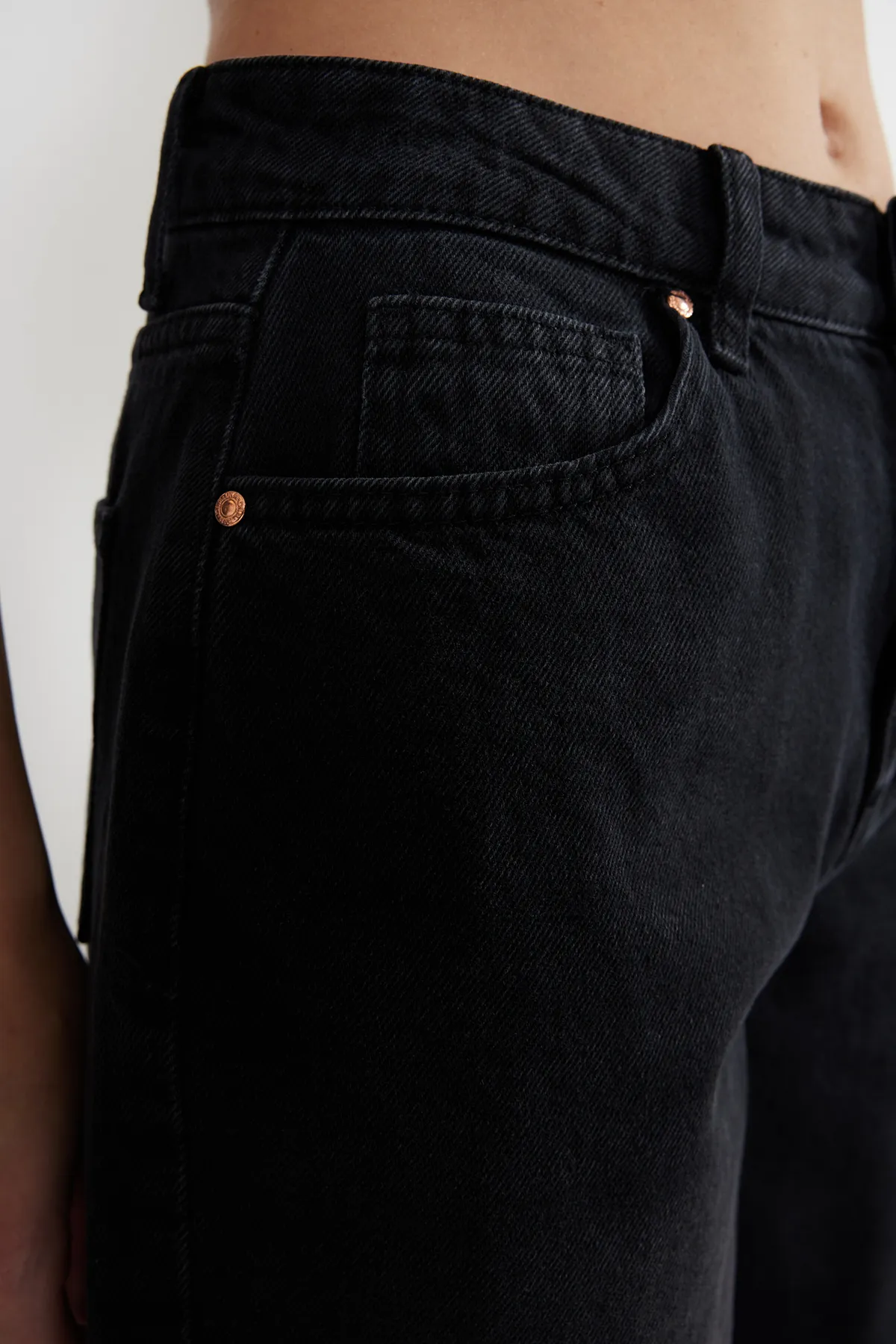 Trendyol Collection  Schwarze Jeansshorts mit hoher Taille und Bermuda TWOSS24SR00007