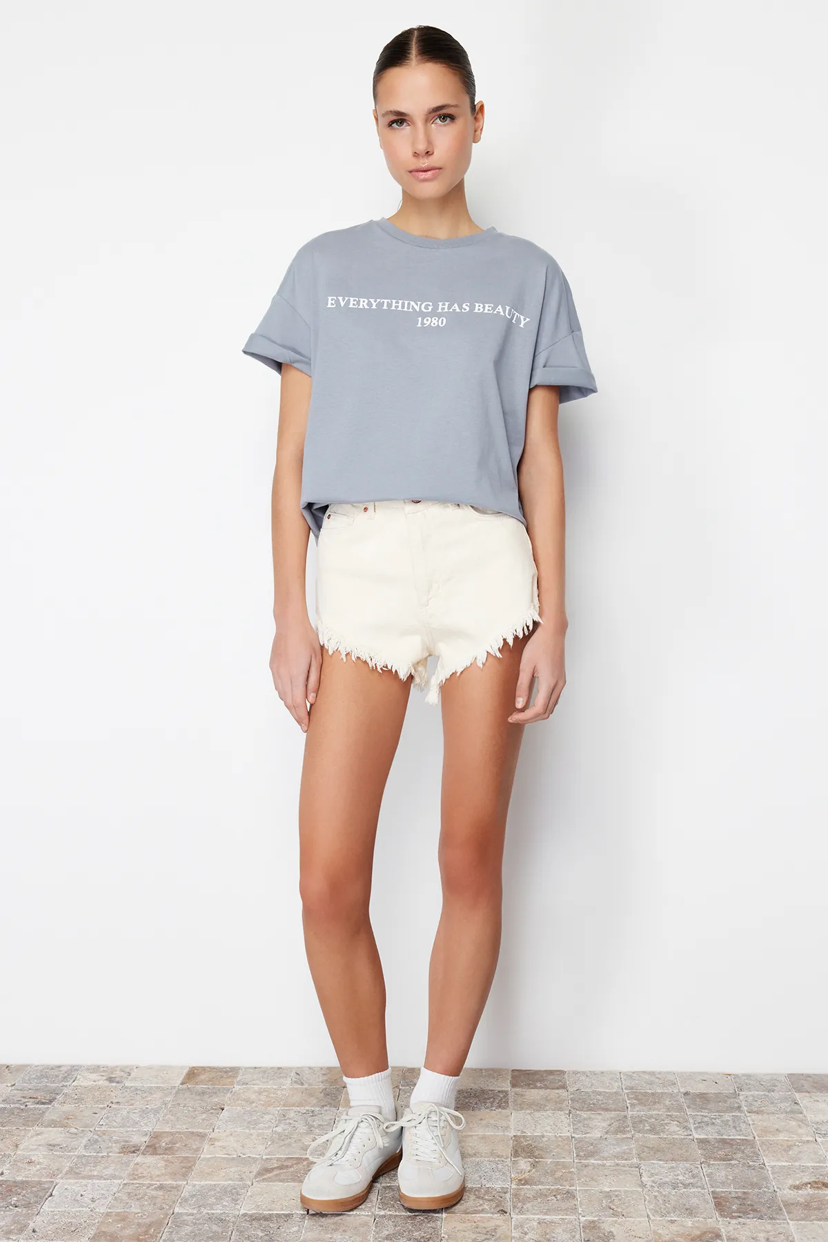 Trendyol Collection  Graues, locker geschnittenes, gestricktes T-Shirt aus 100 % Baumwolle mit Slogan-Aufdruck TWOSS19GH0034