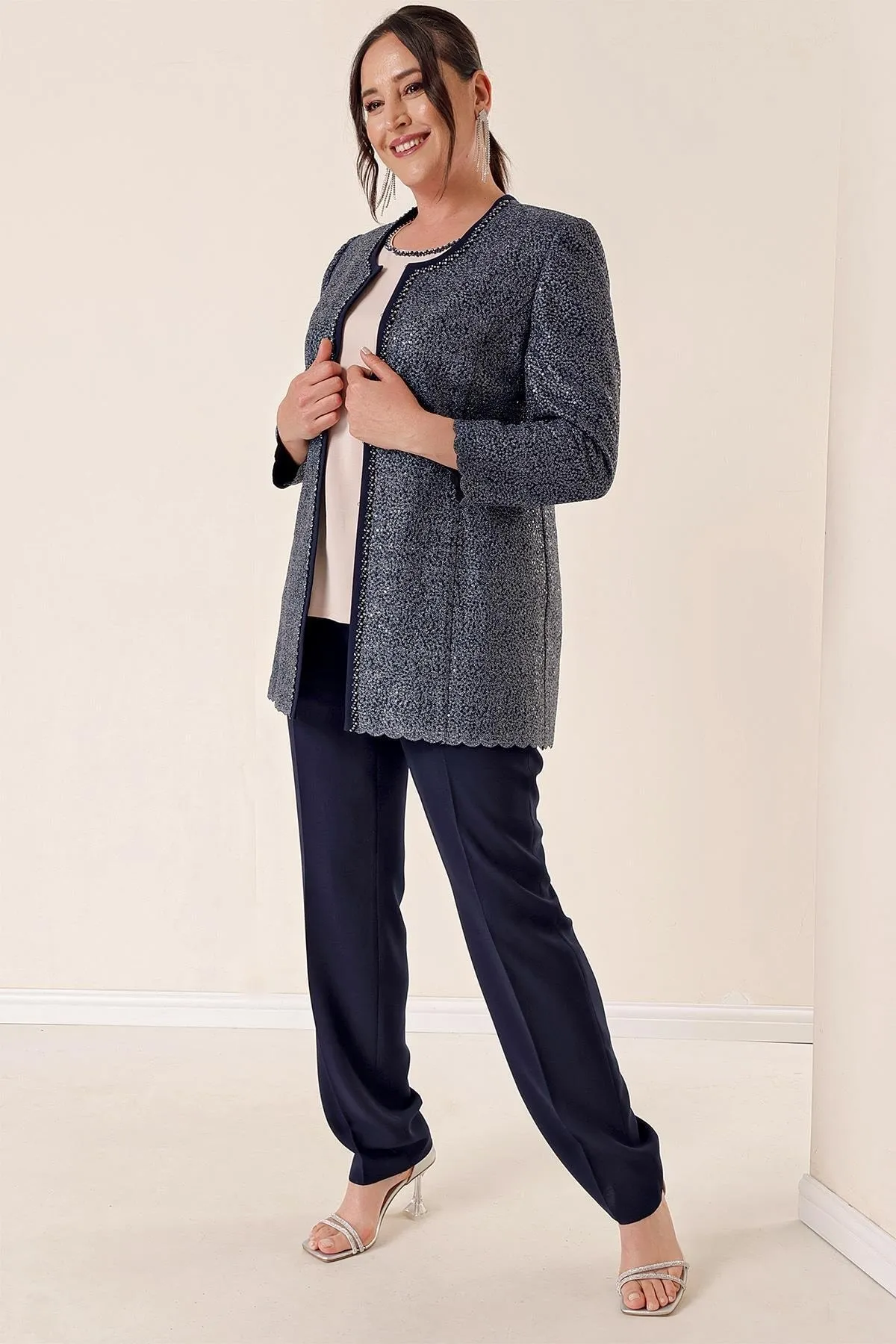 By Saygı  Dreiteiliger Anzug mit langer Jacke und steinbestickter Hose in Marineblau