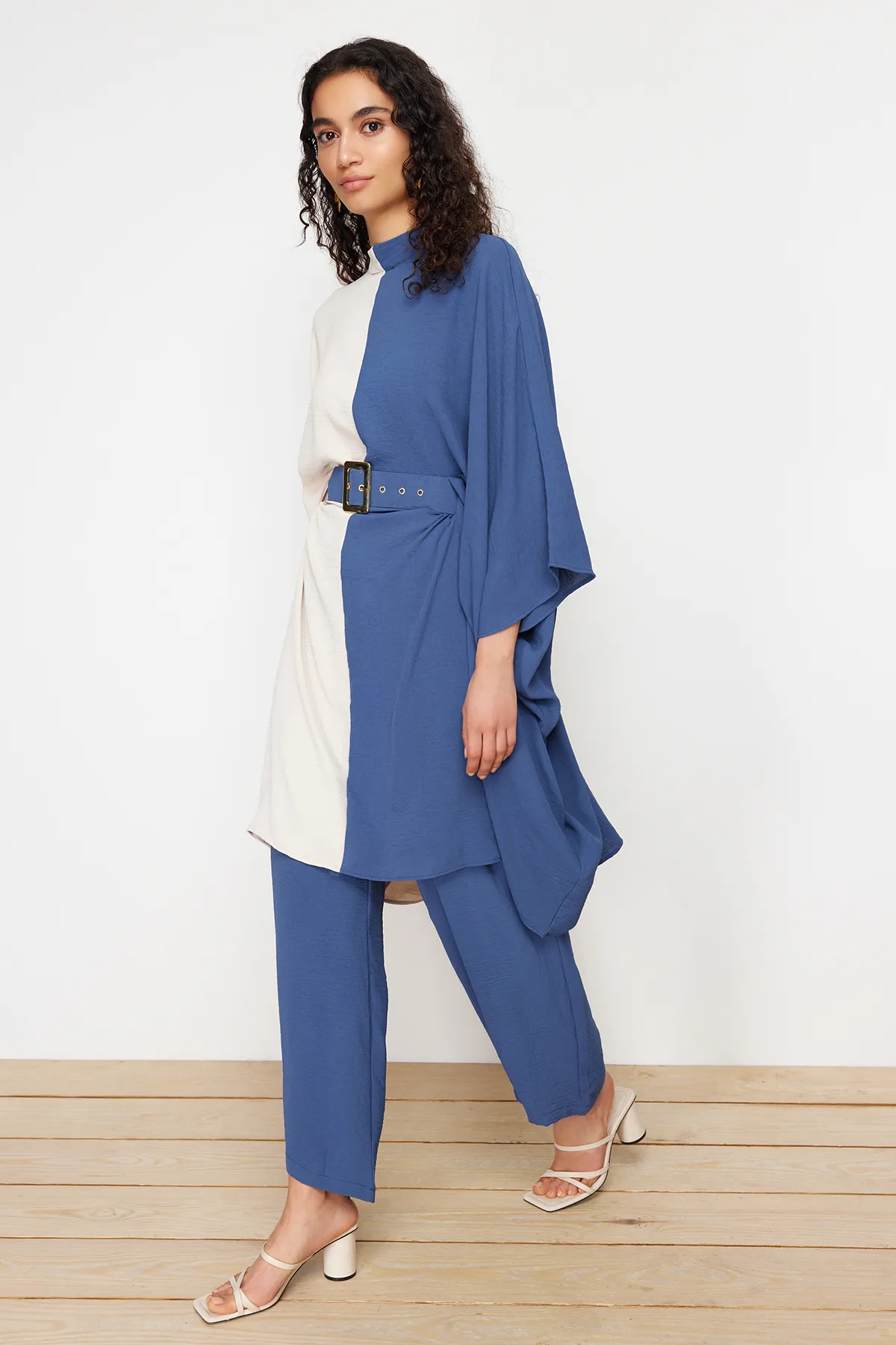 Trendyol Modest  Indigoblauer gewebter Tunika-Hosen-Anzug mit Gürtel und Farbblockierung in der Taille TCTSS23US00046