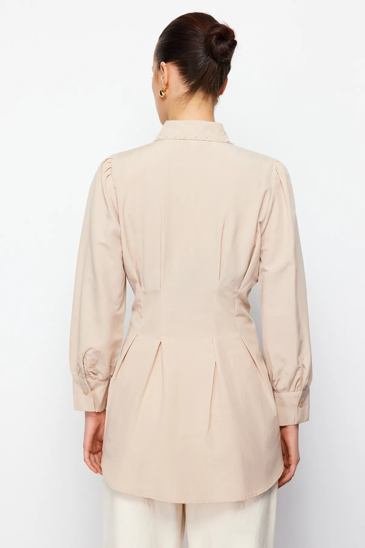 Trendyol Modest  Gewebtes Hemd mit Perlendetails in Steingrau TCTAW24TG00027