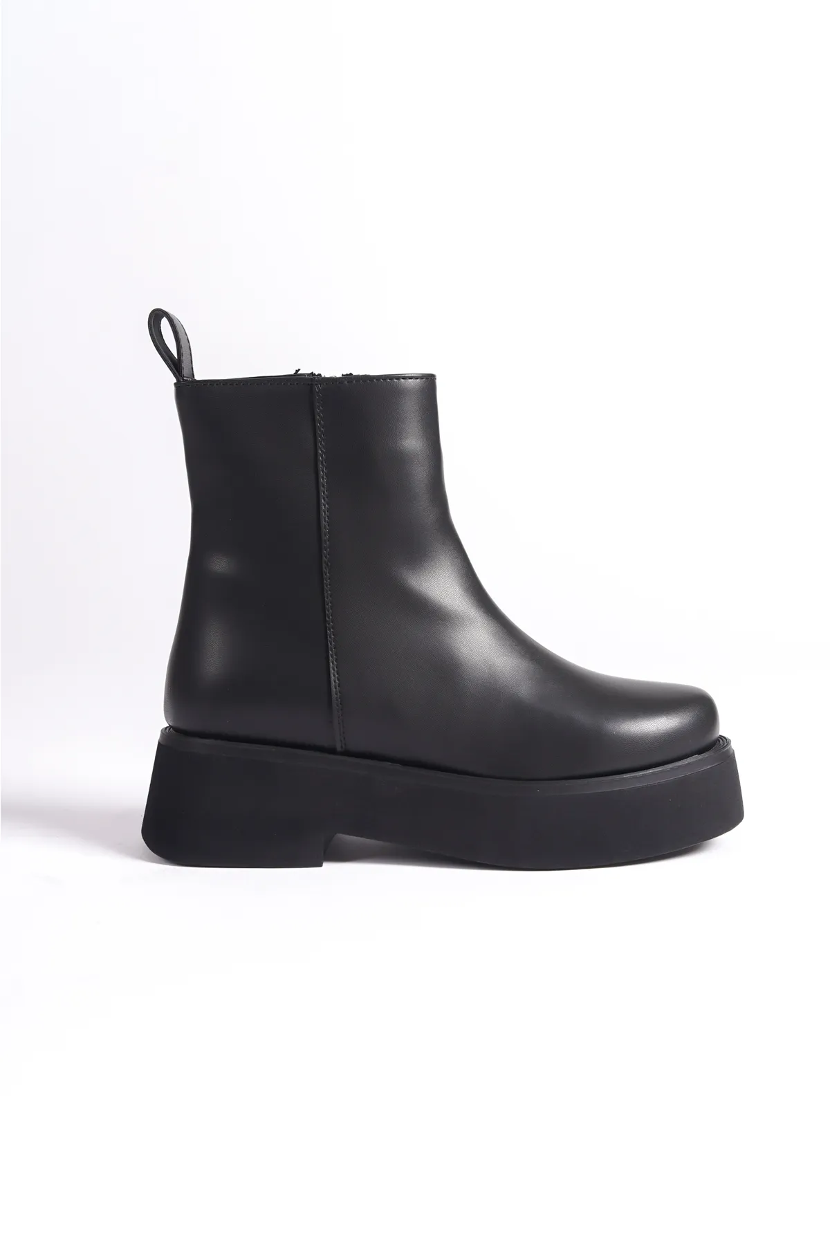 Capone Outfitters  Damenstiefel mit runder Spitze, seitlichem Reißverschluss und Trak-Sohle