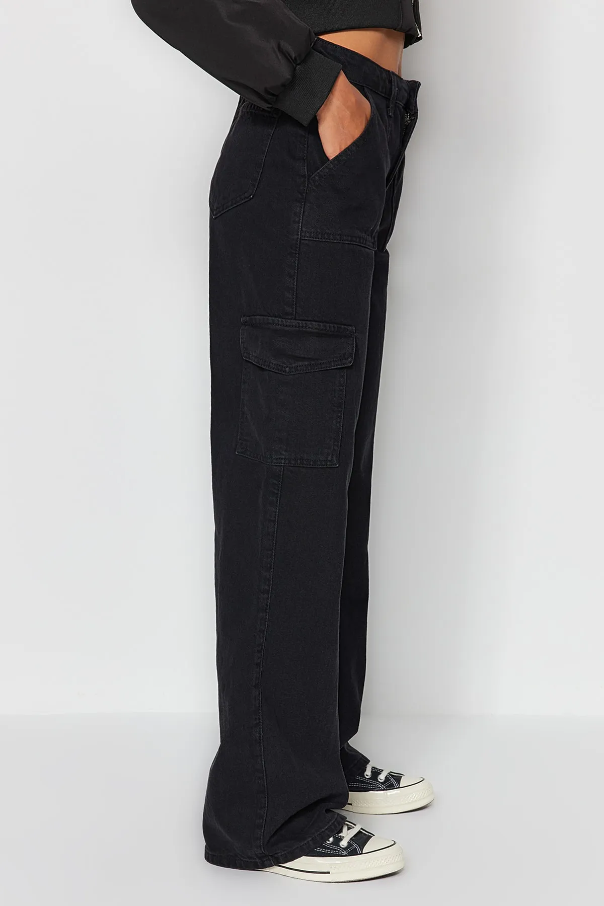 Trendyol Collection  Schwarze Jeans mit weitem Bein und hoher Taille und Cargotasche TWOAW22JE0392
