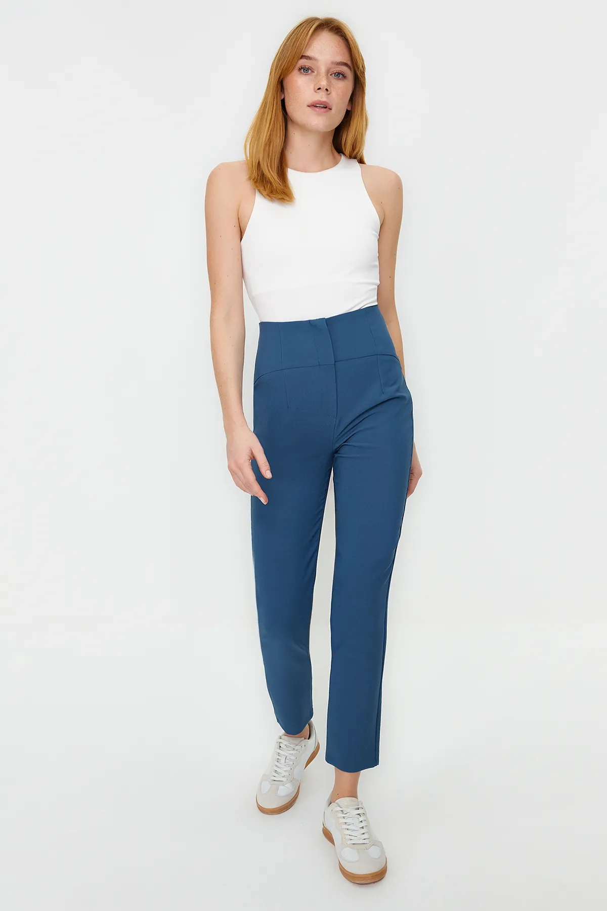 Trendyol Collection  Indigo-Zigaretten-Webhose mit schmalem Bein und Taillennaht-Detail TWOSS20PL0388