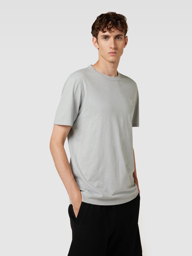T-Shirt mit Label-Applikation in hellgrau