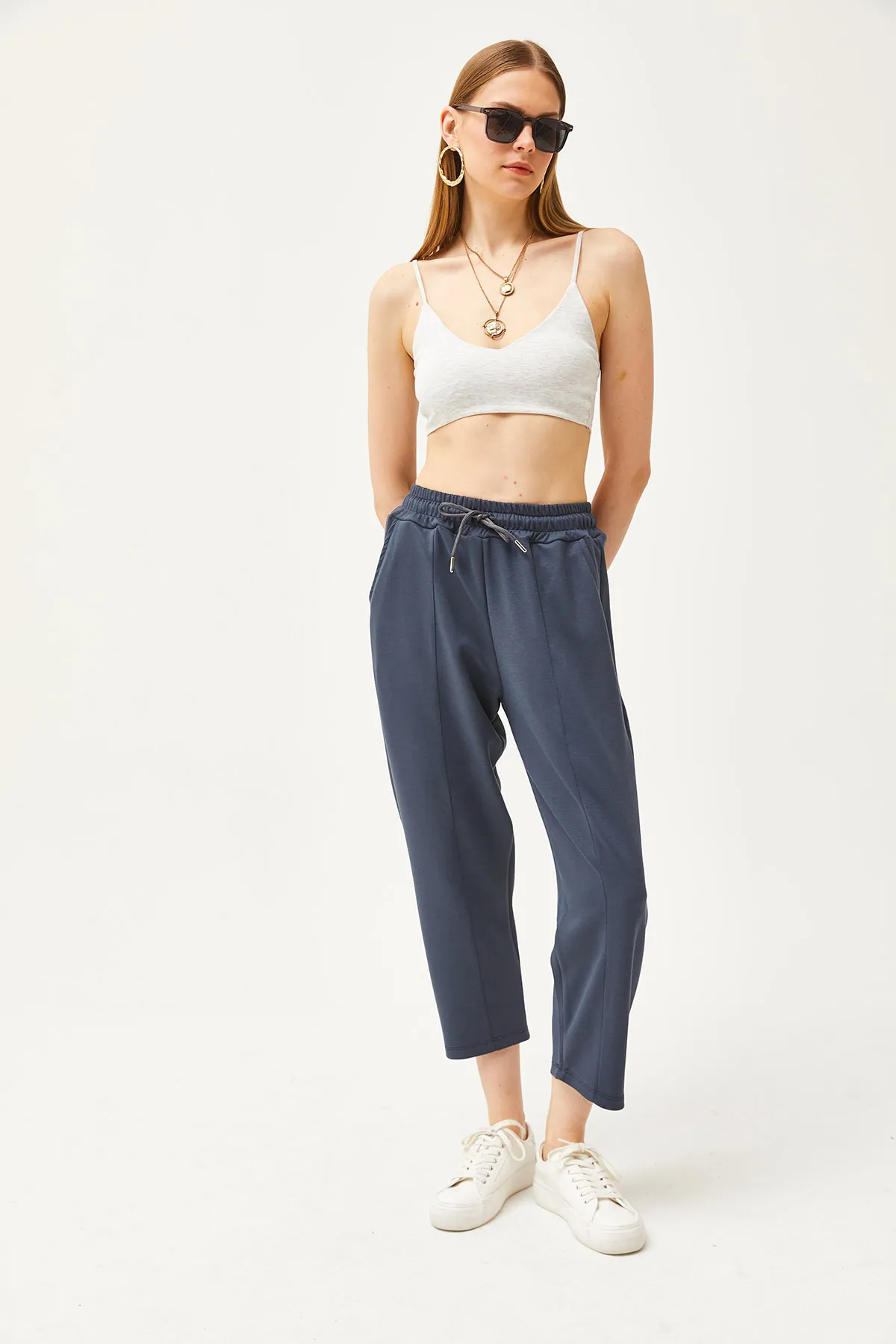 Olalook  Anthrazitfarbene, weich strukturierte Modal-Jogginghose für Damen mit Taschennähten EŞF-00000069