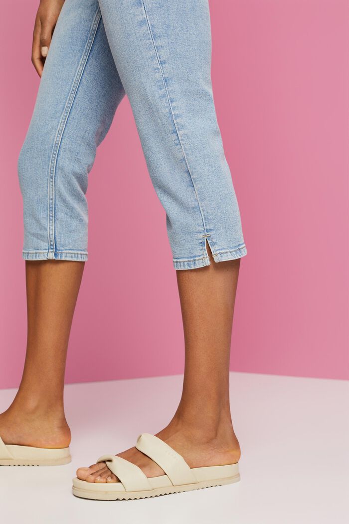 Capri-Jeans mit mittelhohem Bund