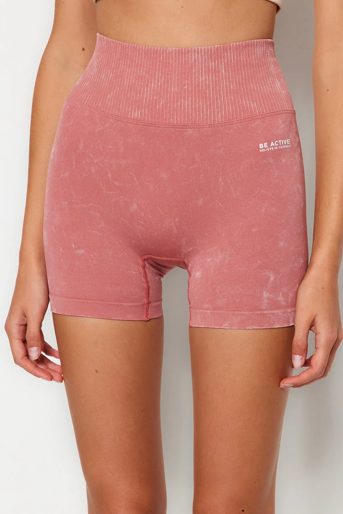 Trendyol Collection  Dusty Rose Seamless/Nahtlose Acid Wash Strick-Sportshorts/Kurze Leggings THMSS23TY00034