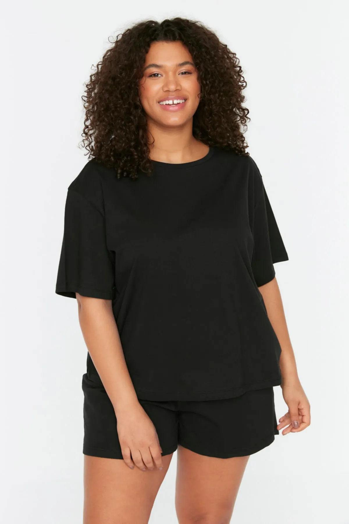 Trendyol Curve  Schwarzes Strick-Pyjama-Set mit Rundhalsausschnitt TBBSS22PT0567