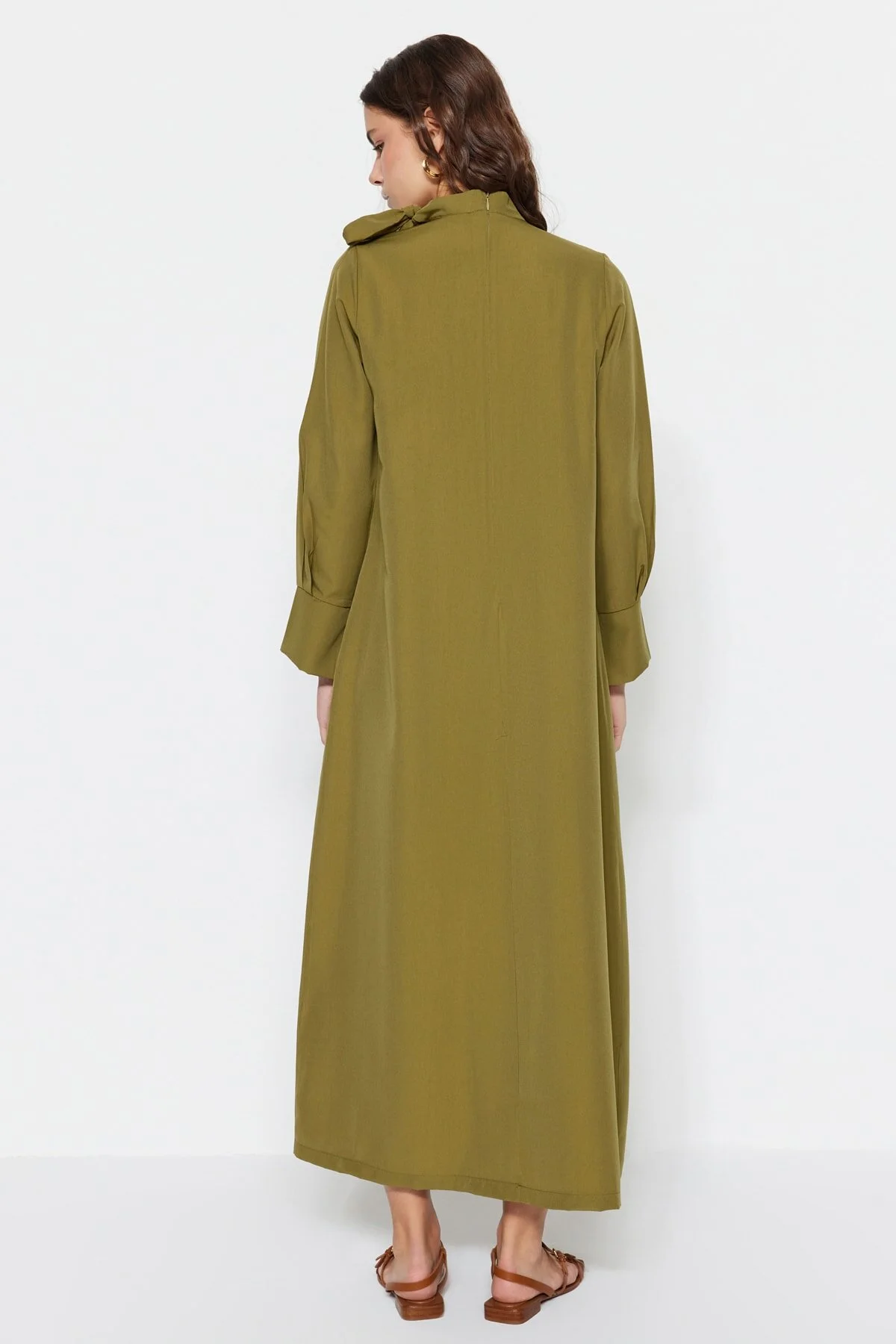 Trendyol Modest  Khakifarbenes, gewebtes Kleid mit Kragen und Krawatte TCTSS23EB00283