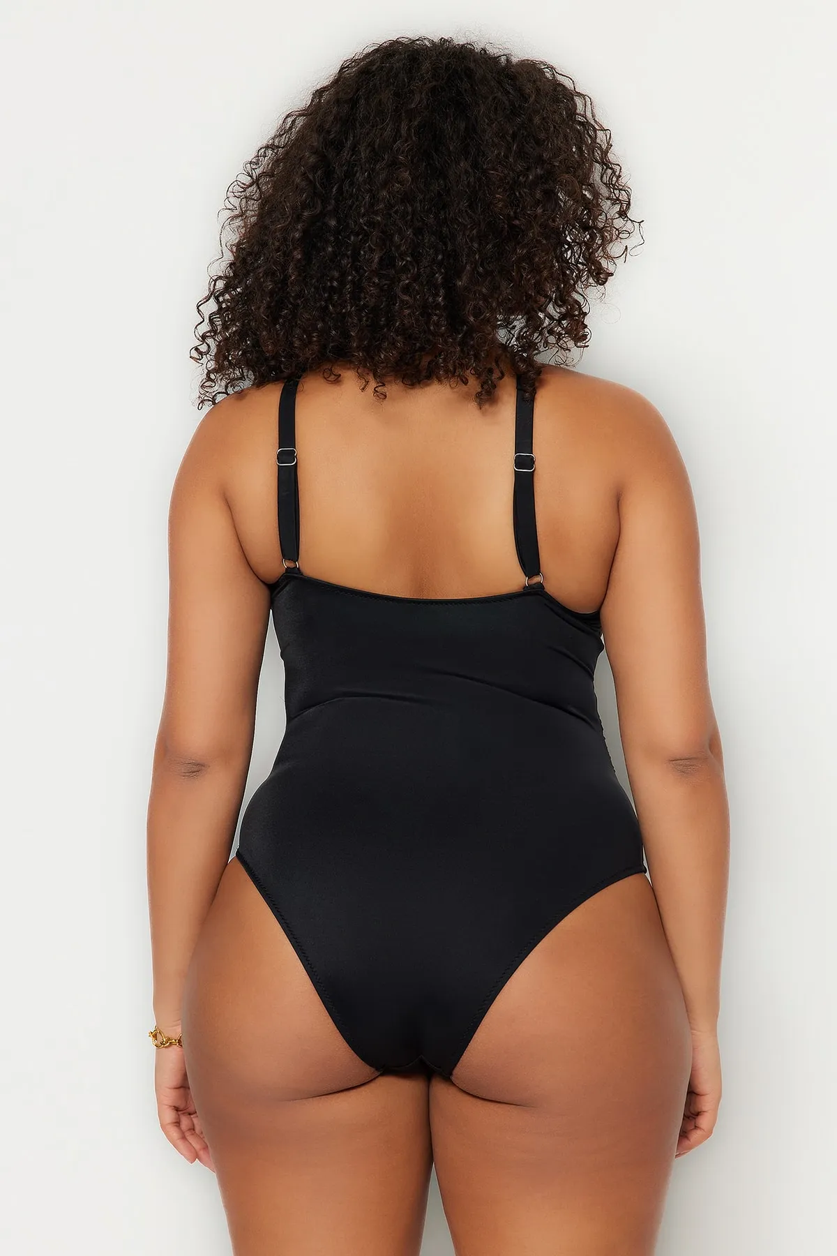 Trendyol Curve  Schwarzer Badeanzug mit tiefem V-Ausschnitt und Kreuzschnürung TBSSS23AM00023