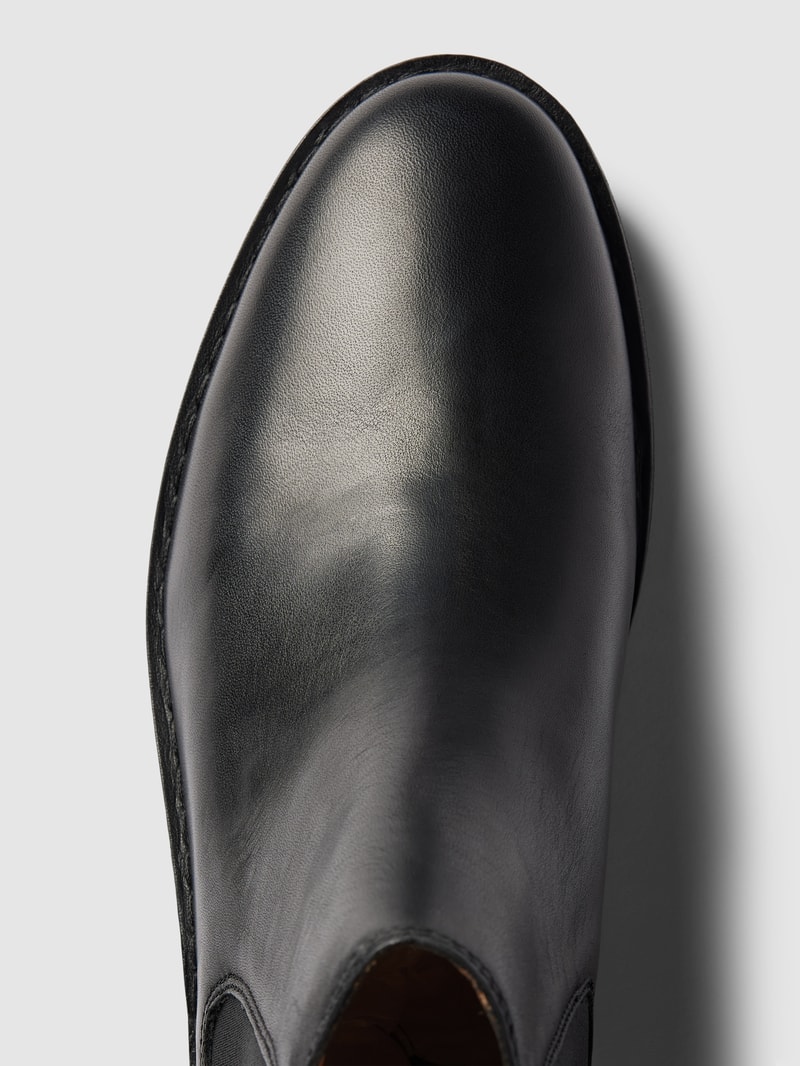 Chelsea Boots aus Leder mit elastischen Einsätzen in schwarz