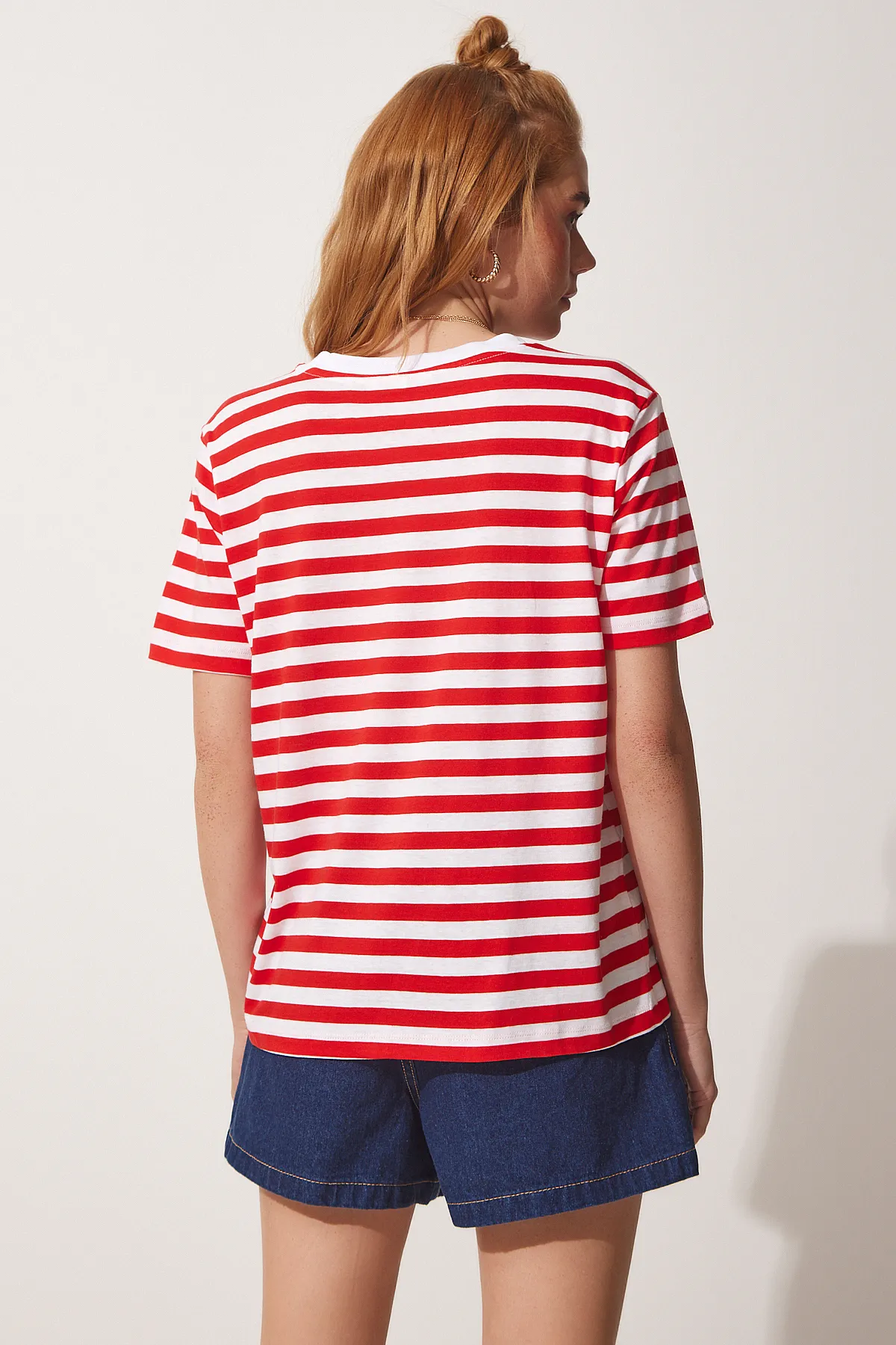 Happiness İstanbul  Rot-weiß gestreiftes Baumwoll-Strick-T-Shirt für Damen AH00148