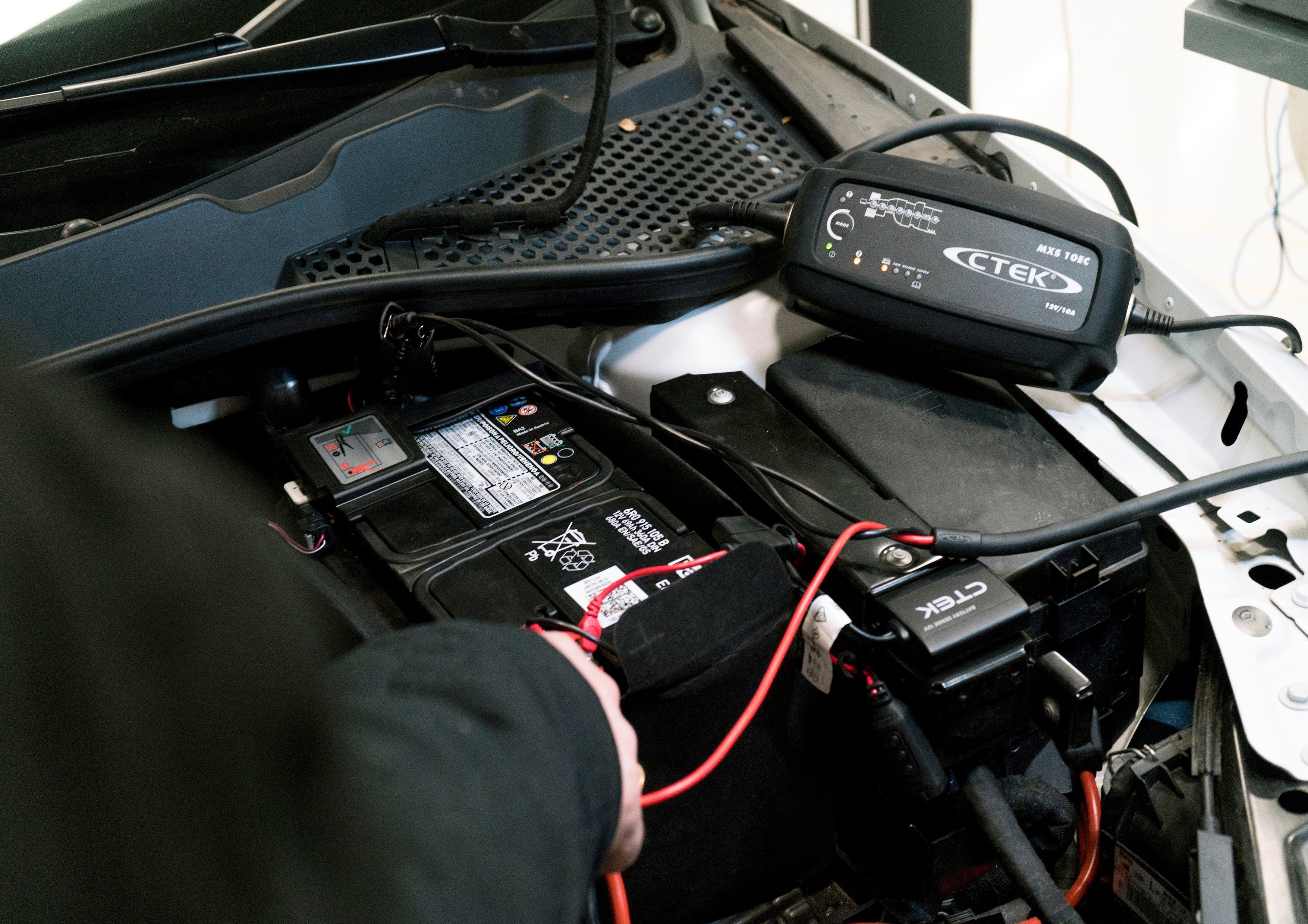 CTEK MXS10EC Batterie-Ladegerät (Vollautomatischer, 8-stufiger „Connect and forget“-Ladevorgang)
