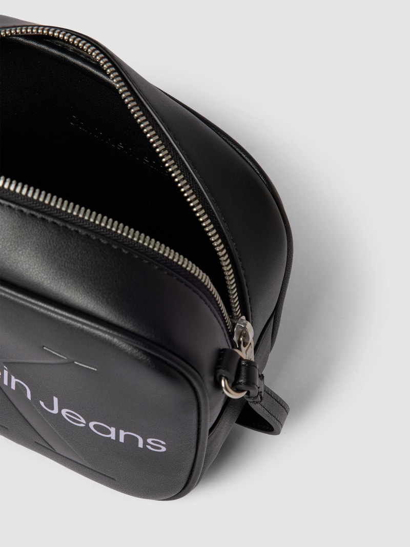Camera Bag mit Label-Details in schwarz
