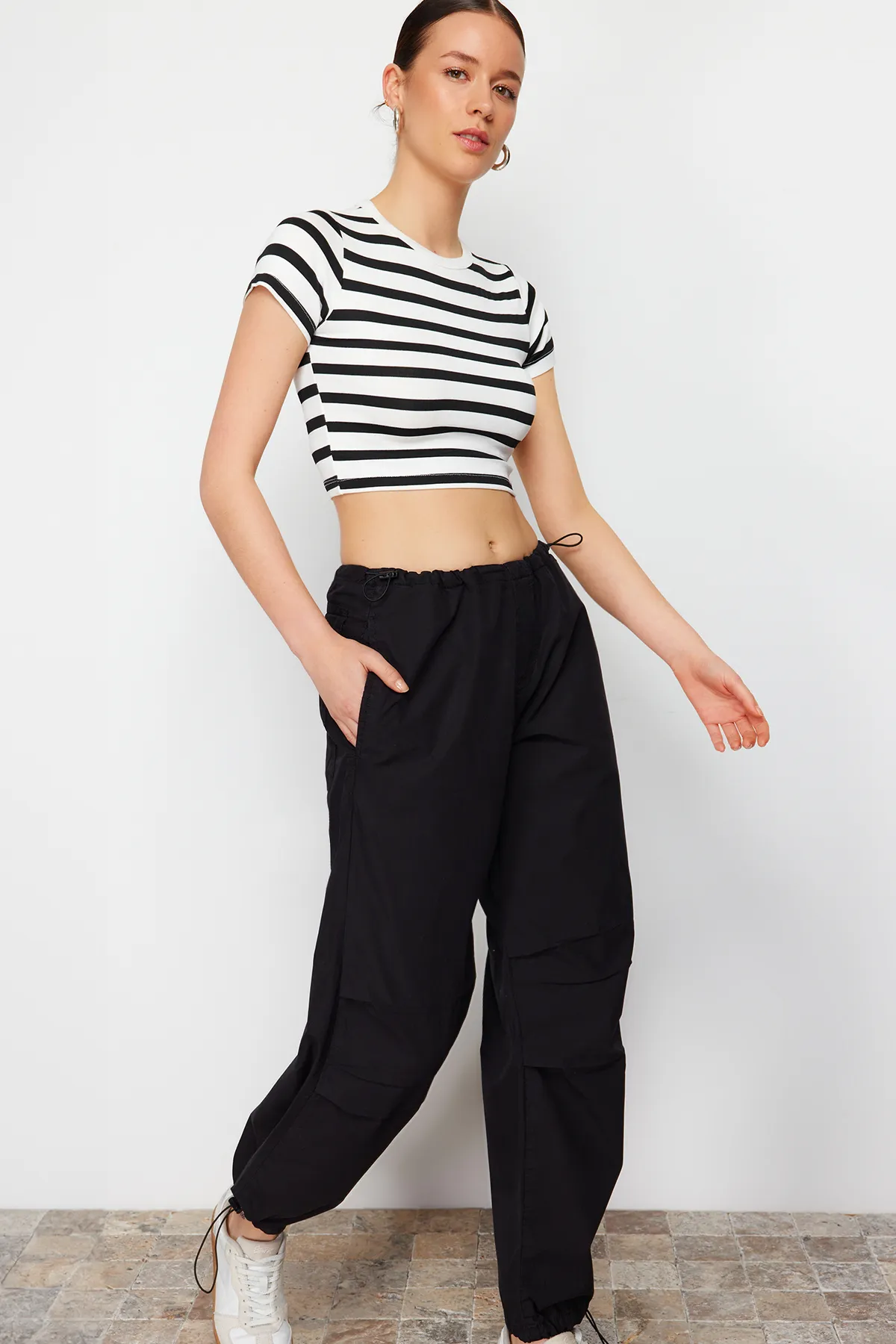 Trendyol Collection  Schwarze Fallschirmhose mit normaler Taille und Stopper TWOAW23JE00738