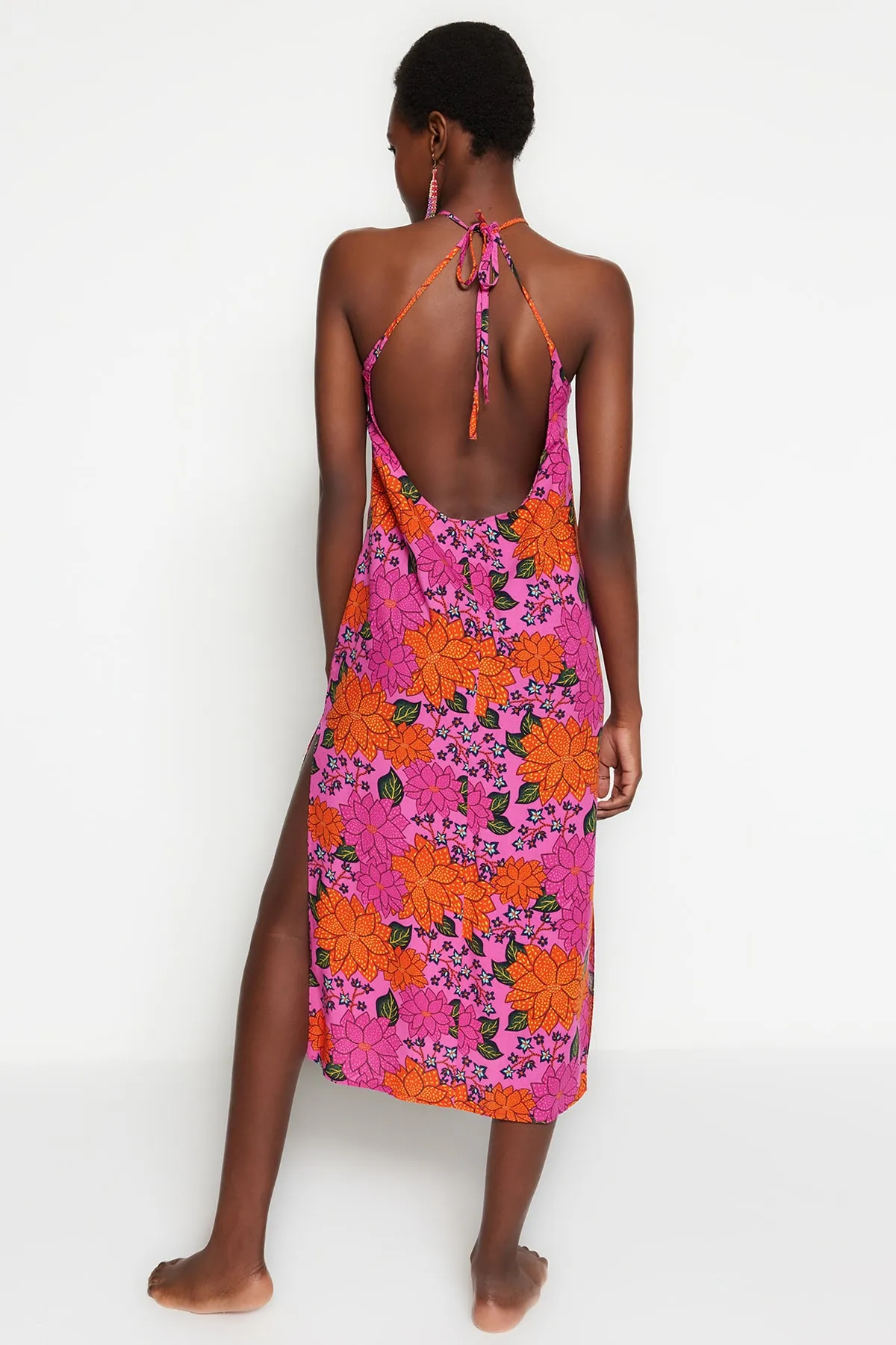 Trendyol Collection  Rückenfreies Midi-Strandkleid aus Webstoff mit Blumenmuster TBESS23EL00062