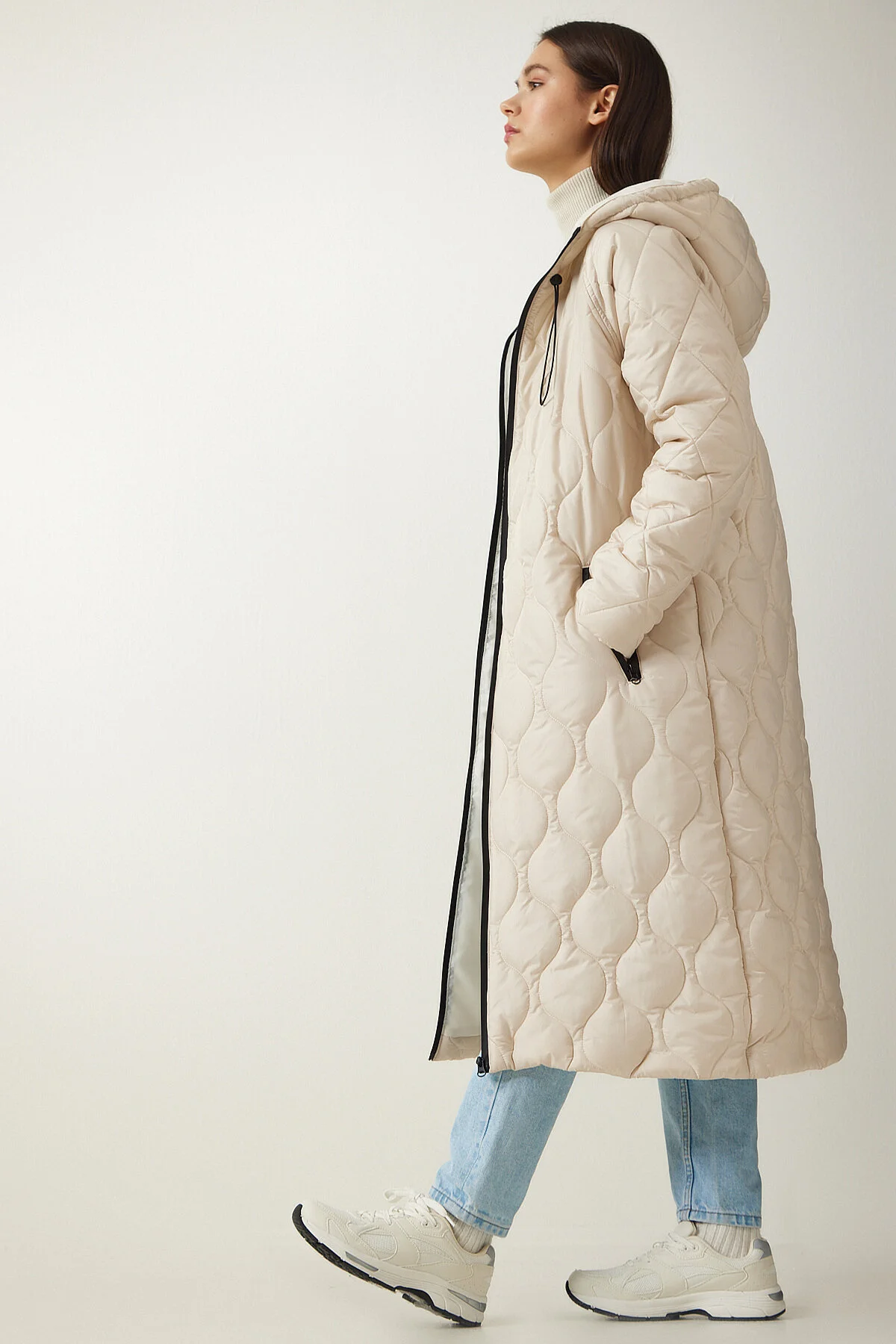 Happiness İstanbul  Cremefarbener Damen-Steppmantel mit Kapuze und Tasche DD01285