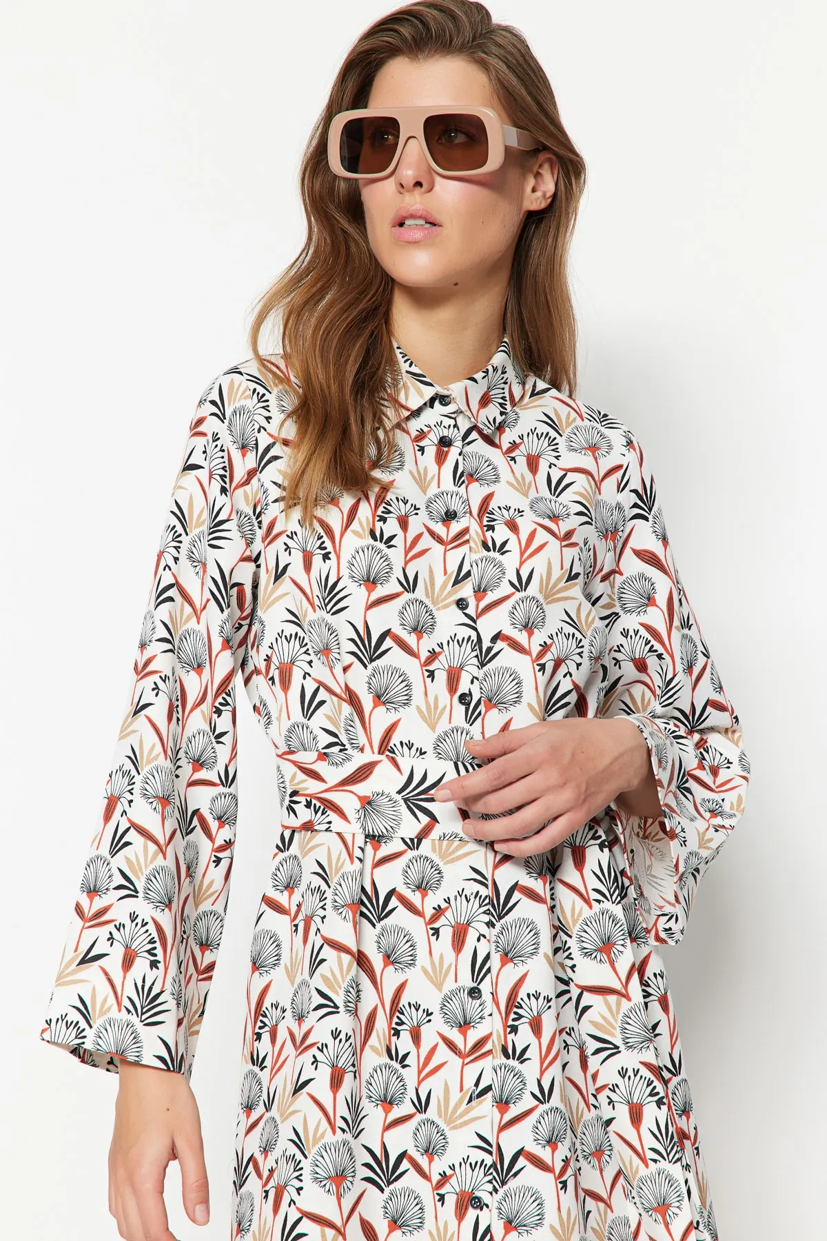Trendyol Modest  Mehrfarbig gemustertes Hemdblusenkleid in gewebter Leinenoptik TCTSS23EB00287
