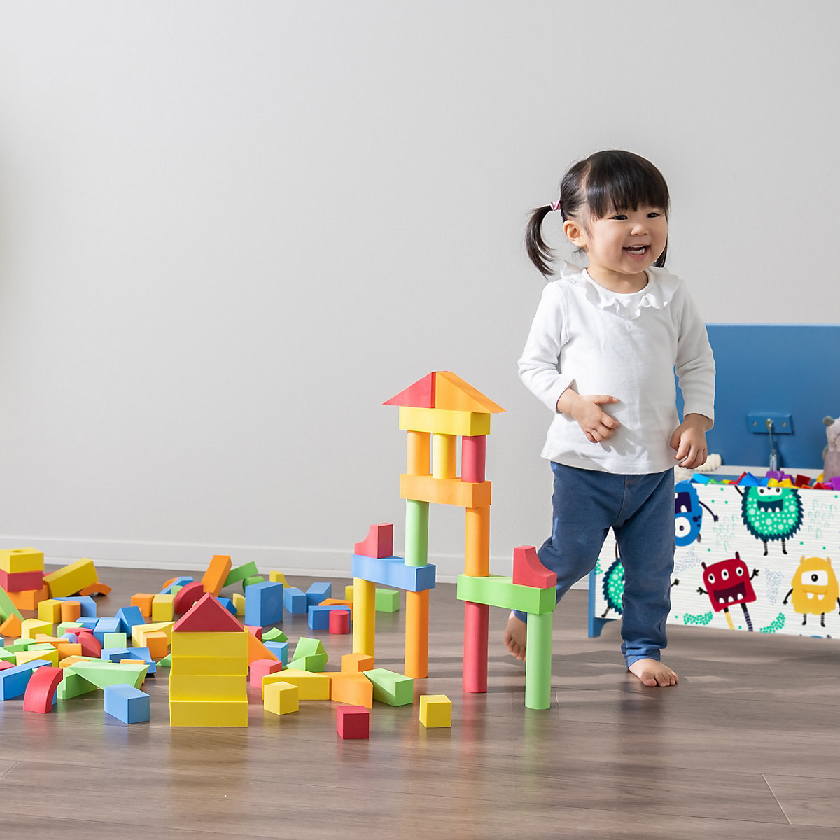 Spielzeugtruhe mit Monstern