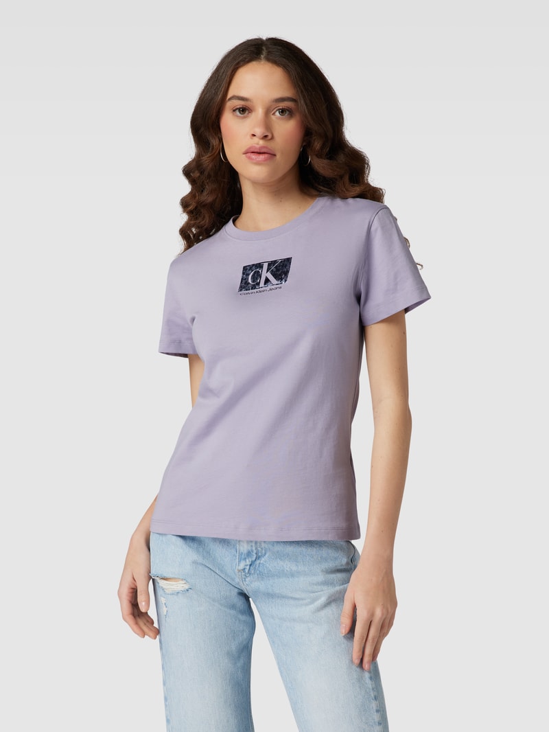 Slim Fit T-Shirt mit Label-Print in lavendel