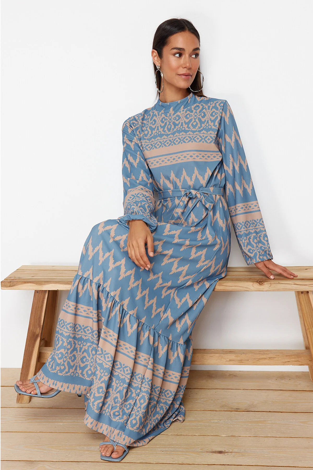 Trendyol Modest  Türkis gemustertes Kleid aus Viskosegewebe mit Gürtel TCTSS24EB00258