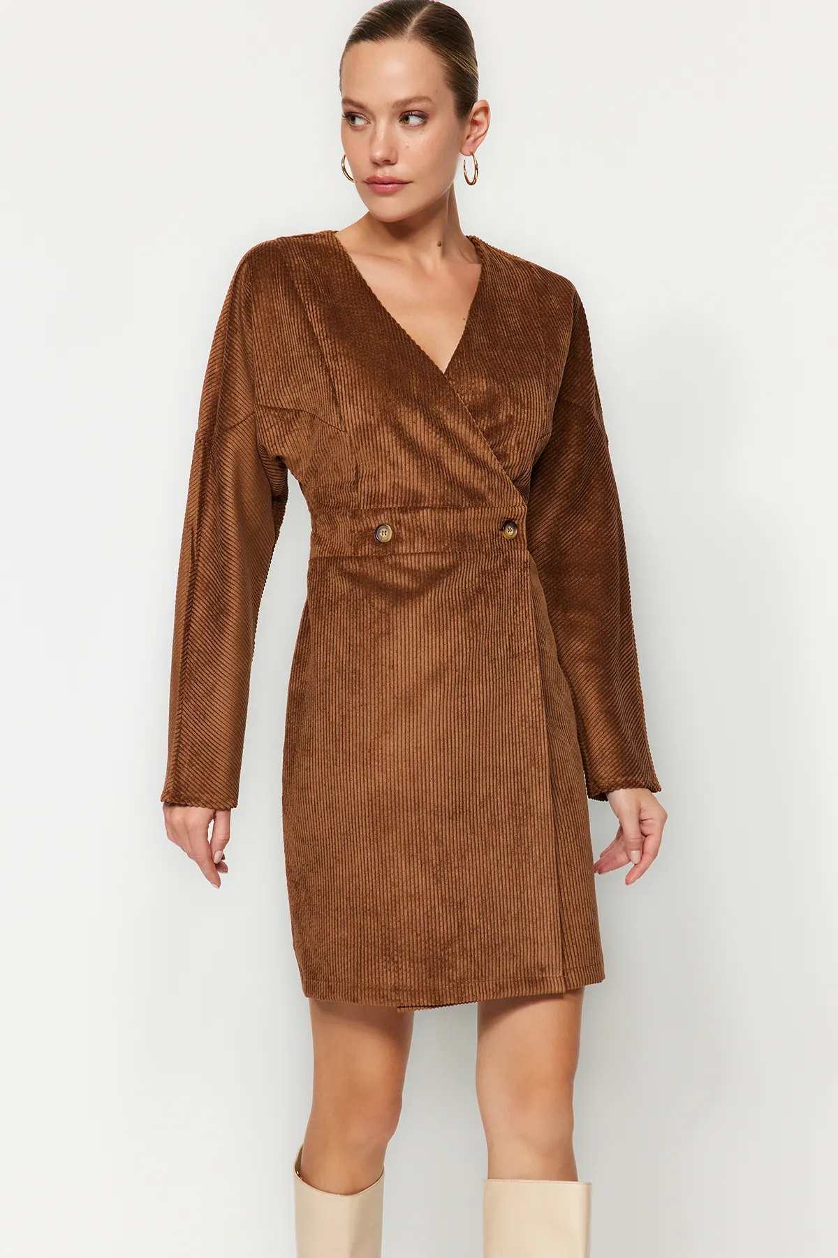 Trendyol Collection  Braunes zweireihiges Mini-Kleid aus gewebtem Samt TWOAW24EL00856