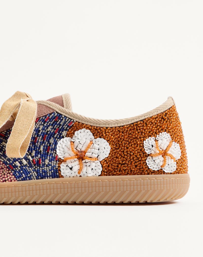 Baskets cosmatesques en cuir, sequins et broderies florales