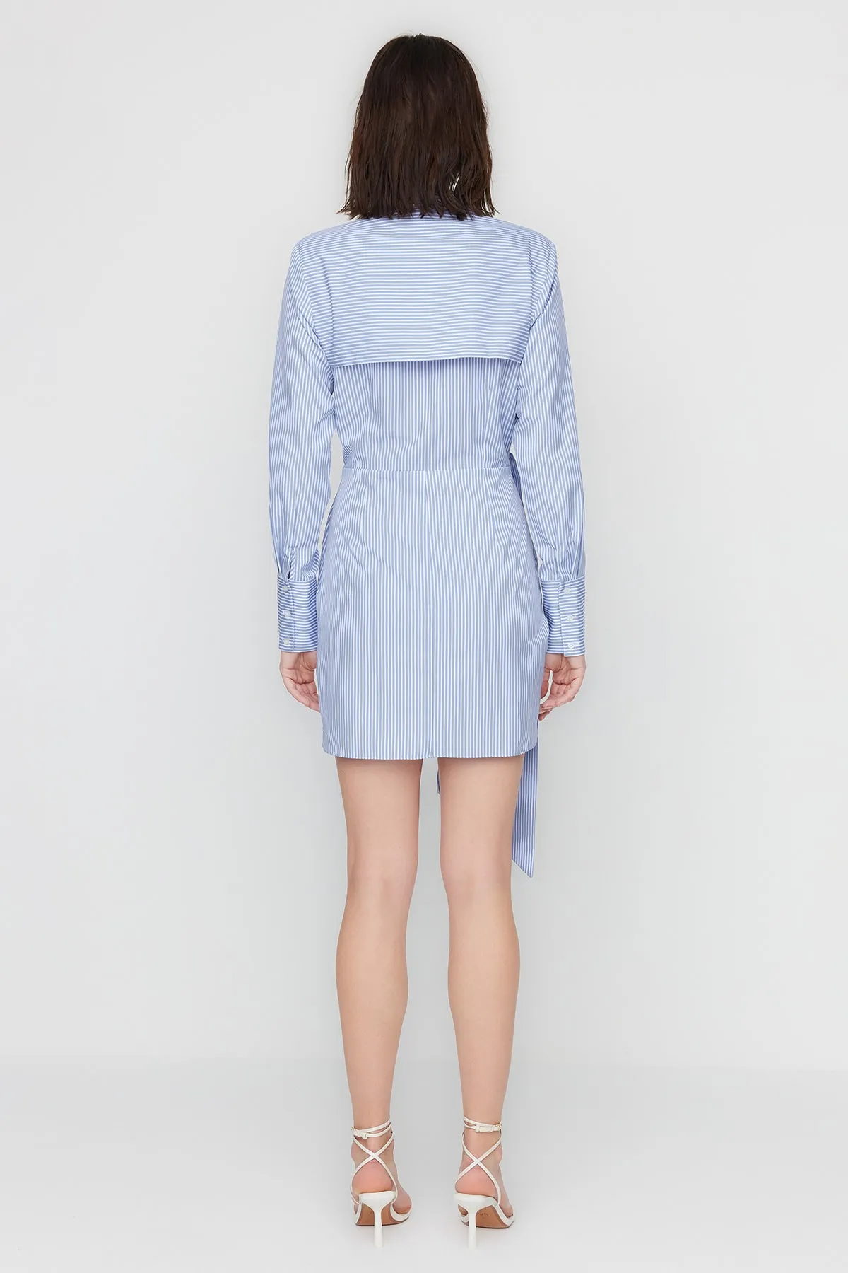 Trendyol Collection  X Sagaza Studio Blaues Popeline-Kleid mit zweireihigem Kragen und detailliertem Detail