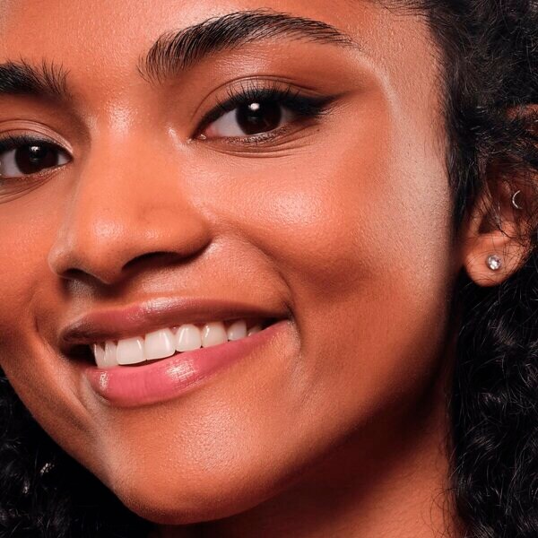 Delineador em gel Essence Satin Blend 01 Pure Black