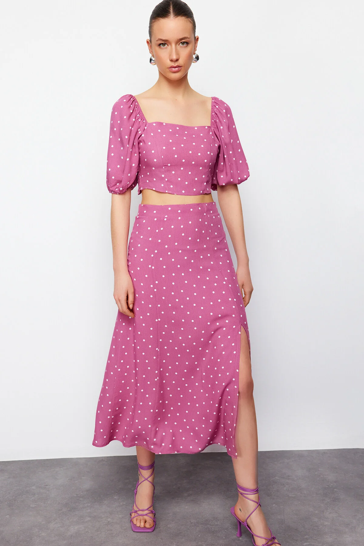 Trendyol Collection  Pflaumenfarbenes, geschlitztes Midi-Set aus Viskosegewebe mit Punkten TWOSS20AU0097