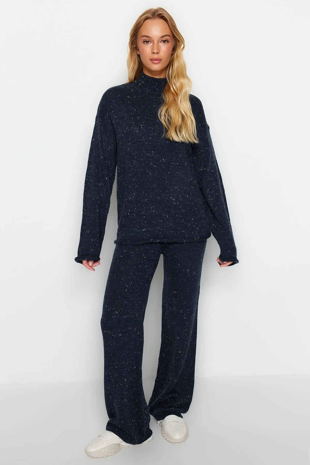 Trendyol Collection  Marineblaues Set aus Oberteil und Unterteil aus weich strukturierter Wolle mit Farbverlauf TWOAW24AU00106