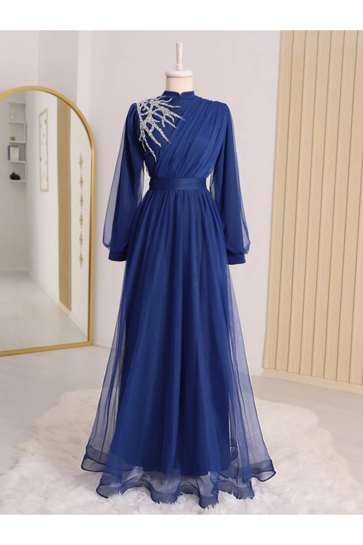 Modamorfo  Drapiertes Tüll-Abendkleid mit Gürtel und Steindetail auf der Vorderseite