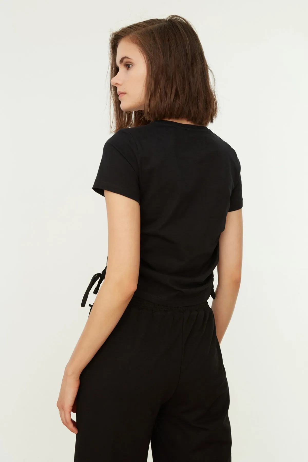 Trendyol Collection  Schwarzes Basic-Strick-T-Shirt mit Rundhalsausschnitt aus 100 % Baumwolle mit Rüschen und Details TWOSS21TS0131
