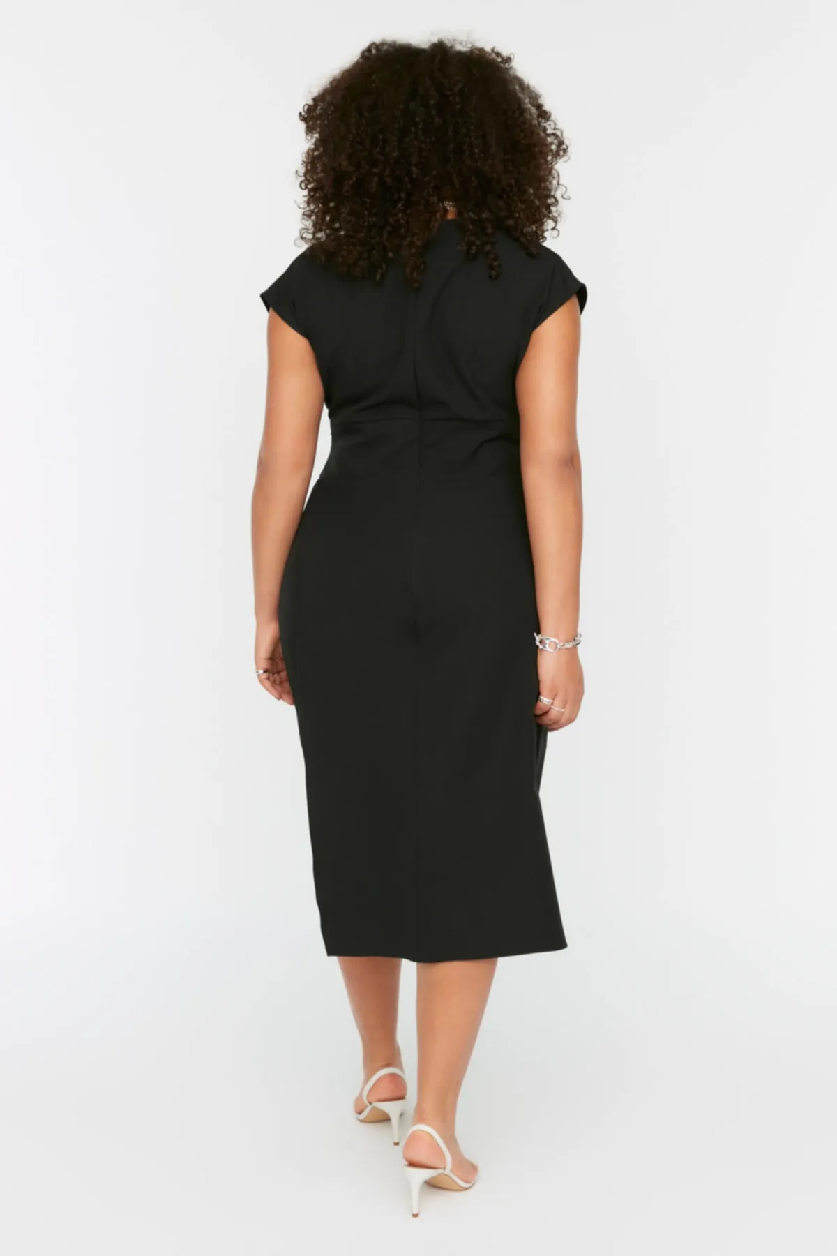 Trendyol Curve  Schwarzes, gewebtes, gerafftes Beil-Kleid TBBSS22AH0247