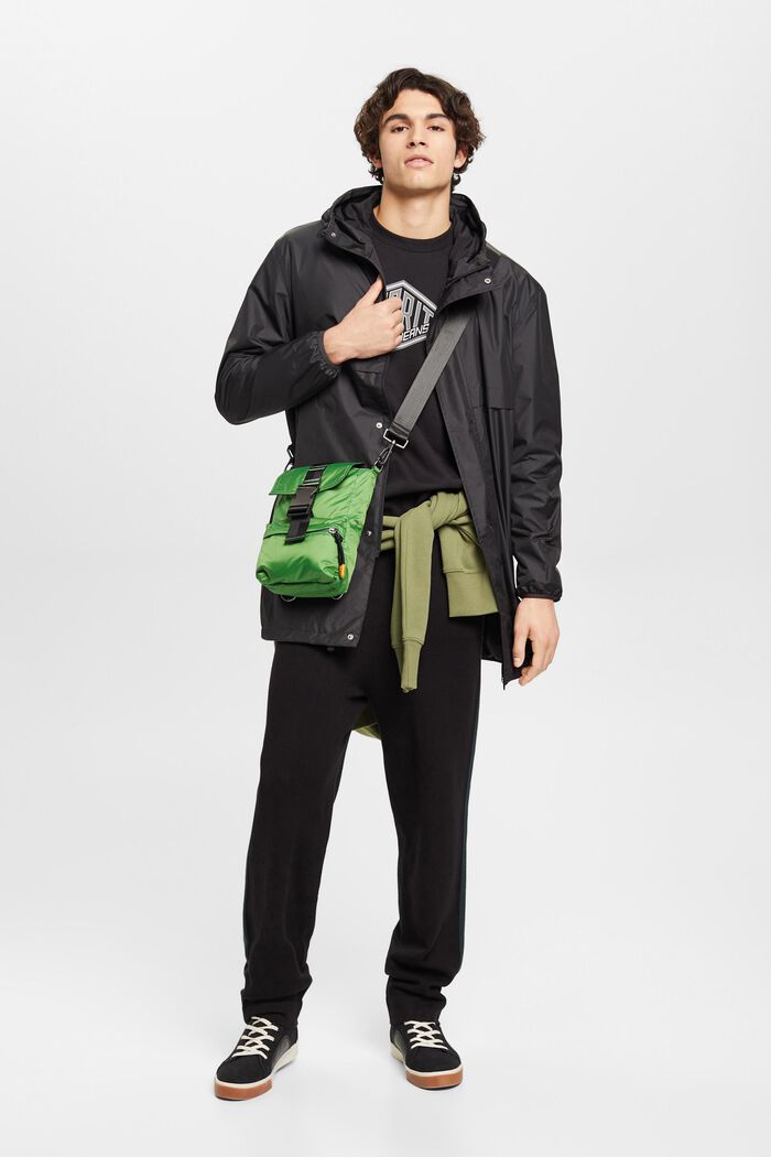 Leichte Regenjacke mit Kapuze