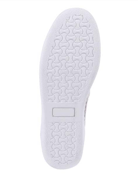Slipper mit sommerlich luftigen Durchbrüchen