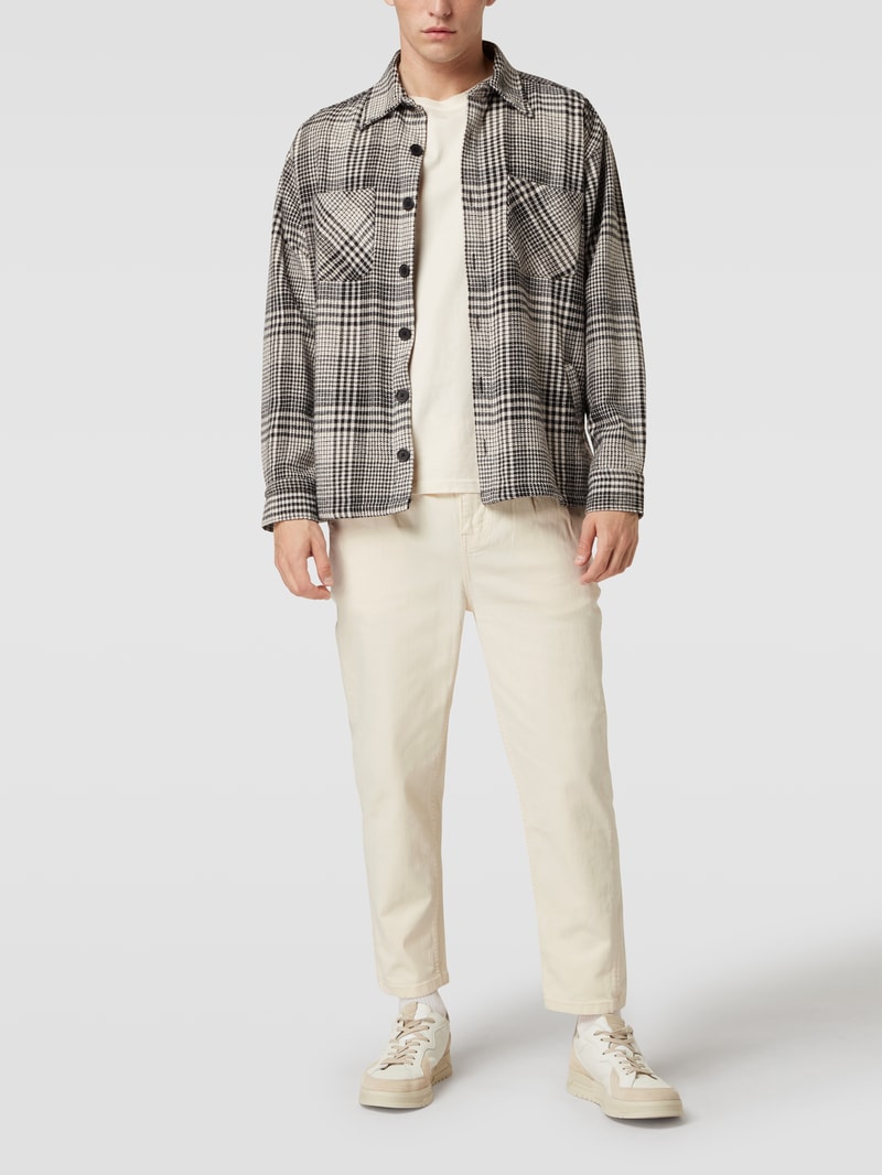 Tapered Fit Jeans mit Label-Patch in offwhite