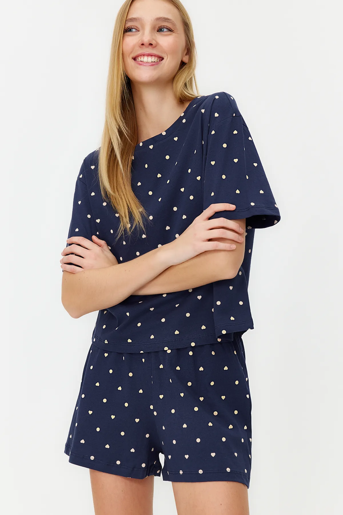 Trendyol Collection  Marineblaues Pyjama-Set aus T-Shirt und Shorts mit Herzmuster, 100 % Baumwolle THMSS21PT1485