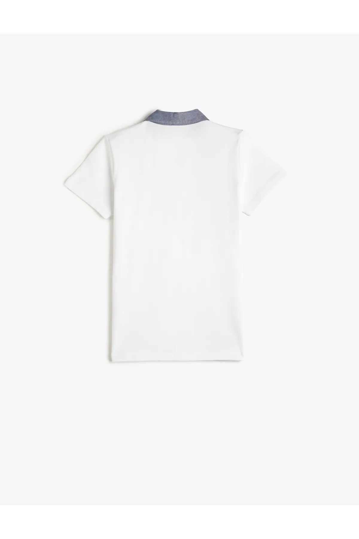 Koton  T-Shirt mit Polo-Ausschnitt, kurzen Ärmeln und einer Tasche aus Baumwolle