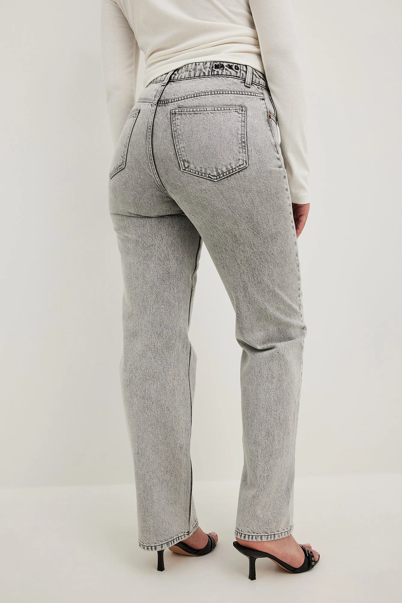 Gerade geschnittene Jeans mit hoher Taille