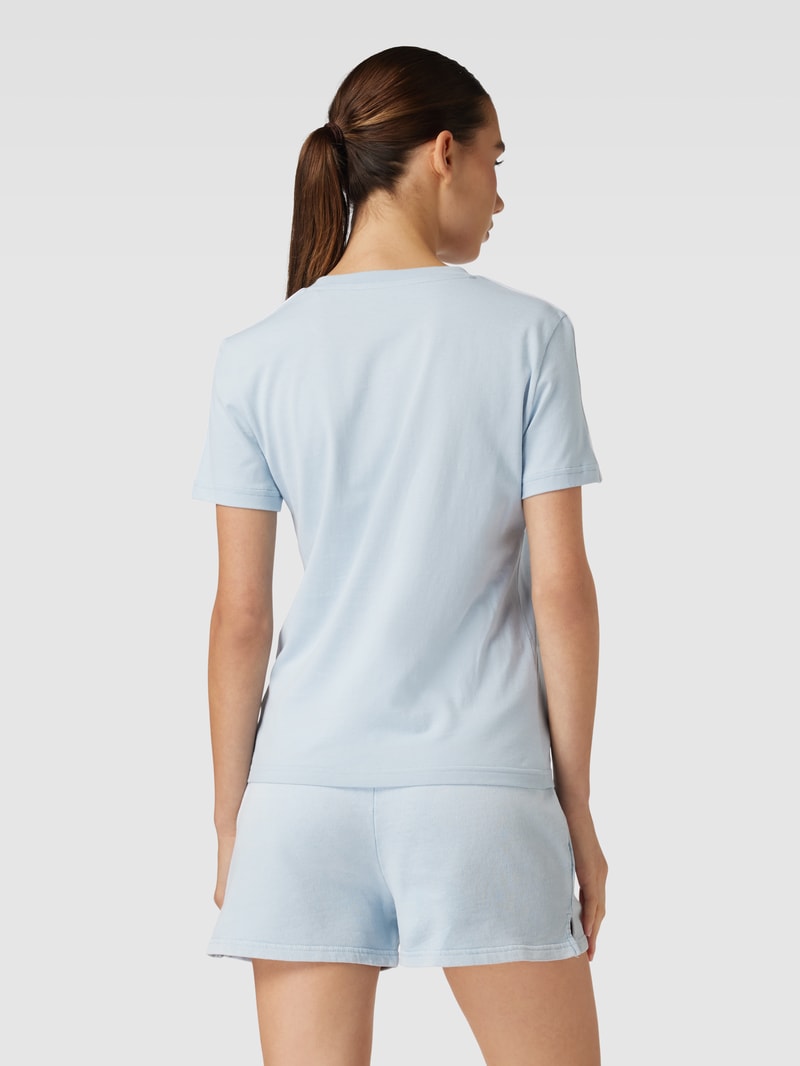 T-Shirt mit labeltypischen Kontraststreifen in hellblau