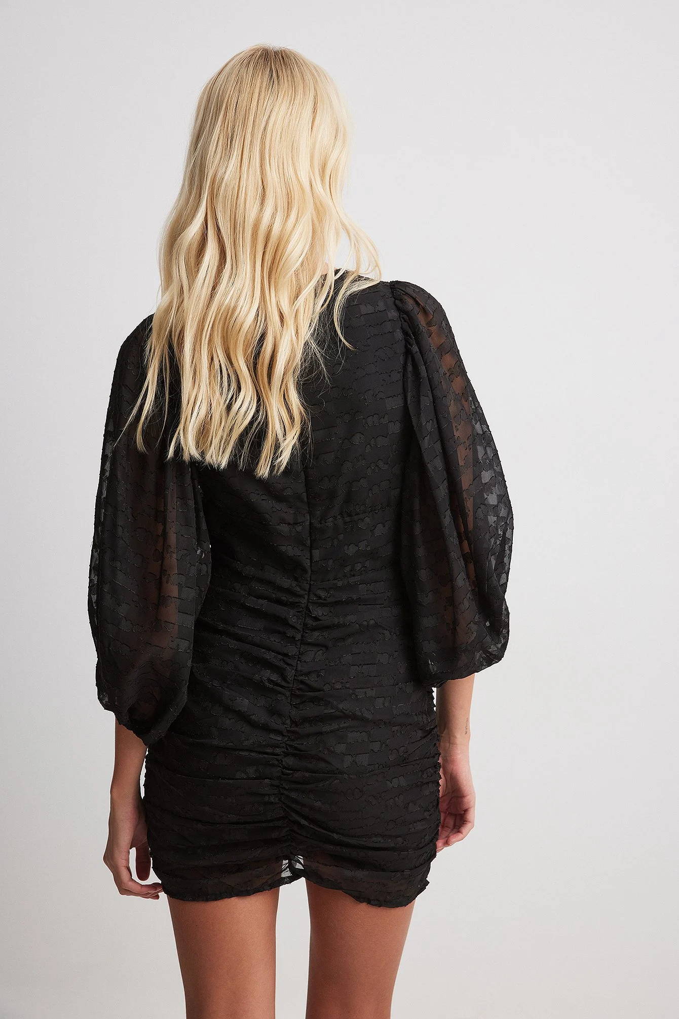 Gerafftes durchscheinendes Minikleid