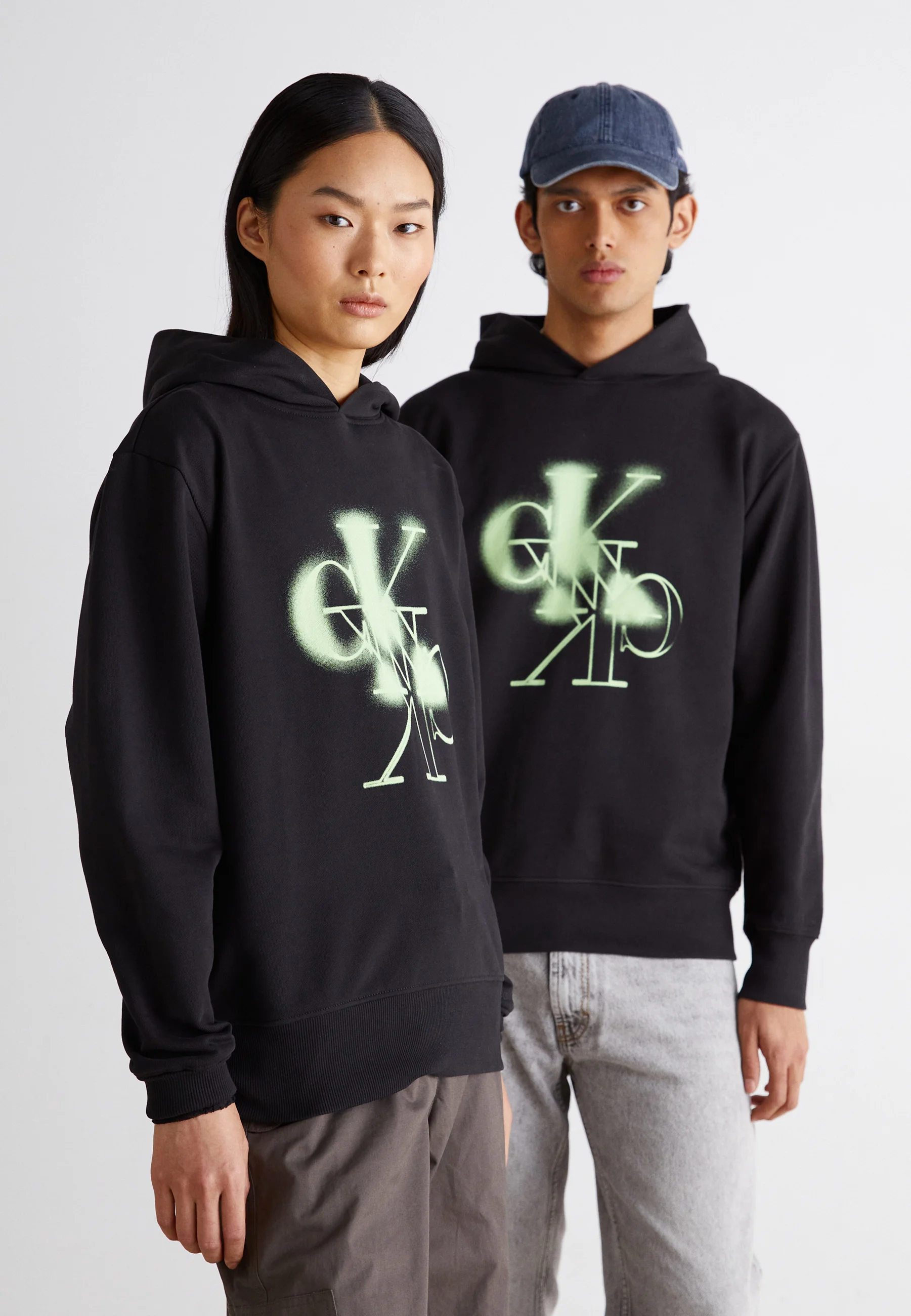Sudadera con capucha unisex con logotipo en espejo de Calvin Klein Jeans