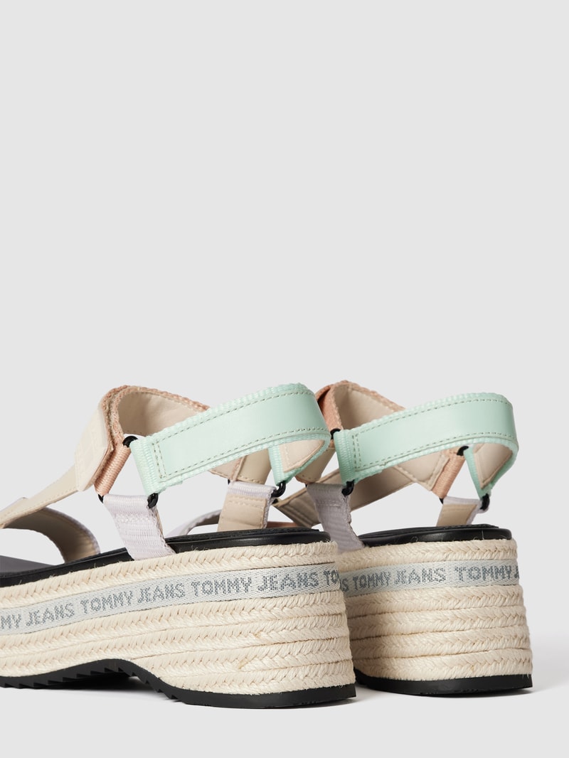 Sandalen mit Label-Schriftzug in pastellgelb